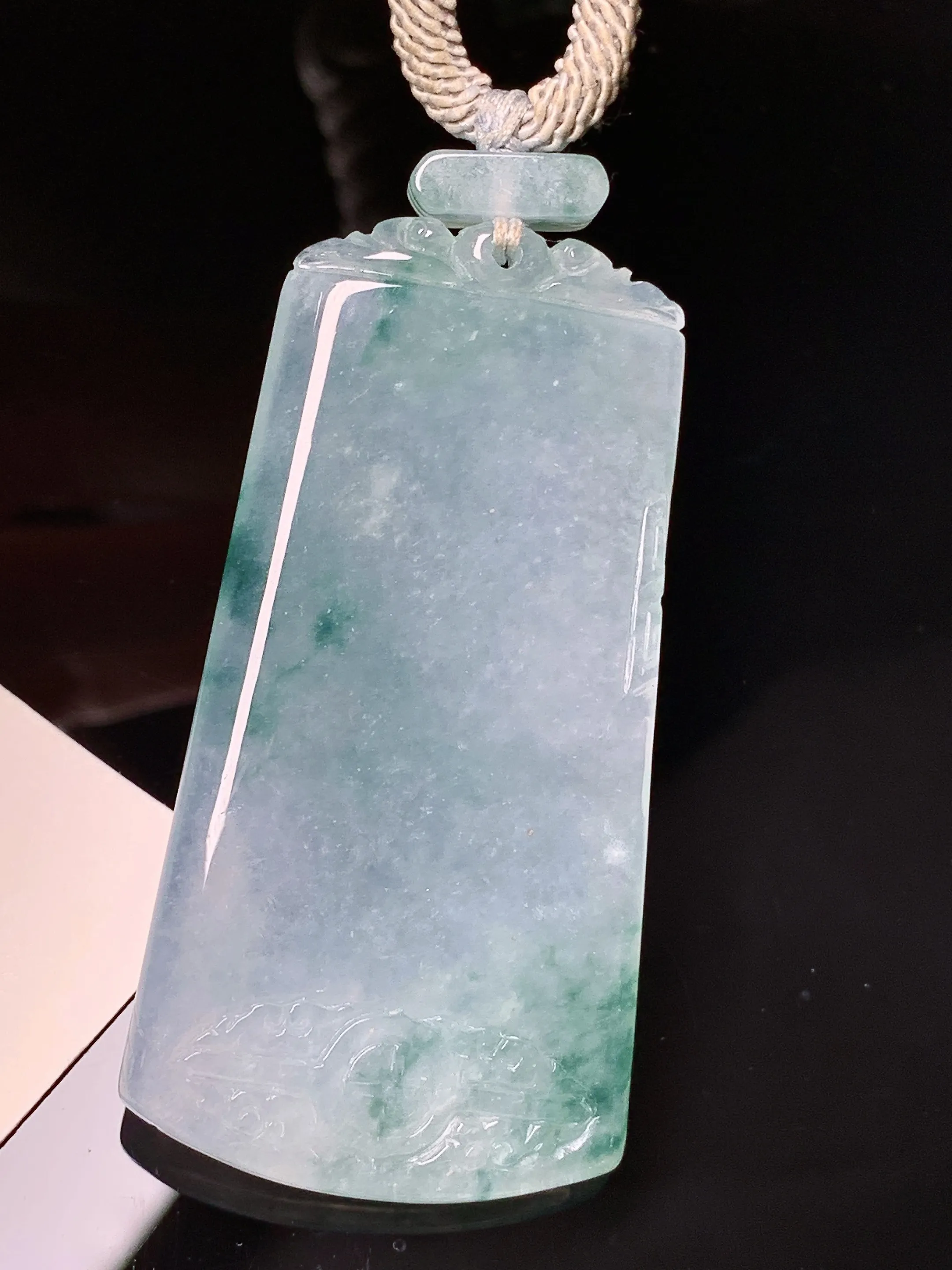 冰飘花无事牌吊坠 玉质细腻 水润亮眼 色泽艳丽 整体尺寸49.6*25.6*4.3