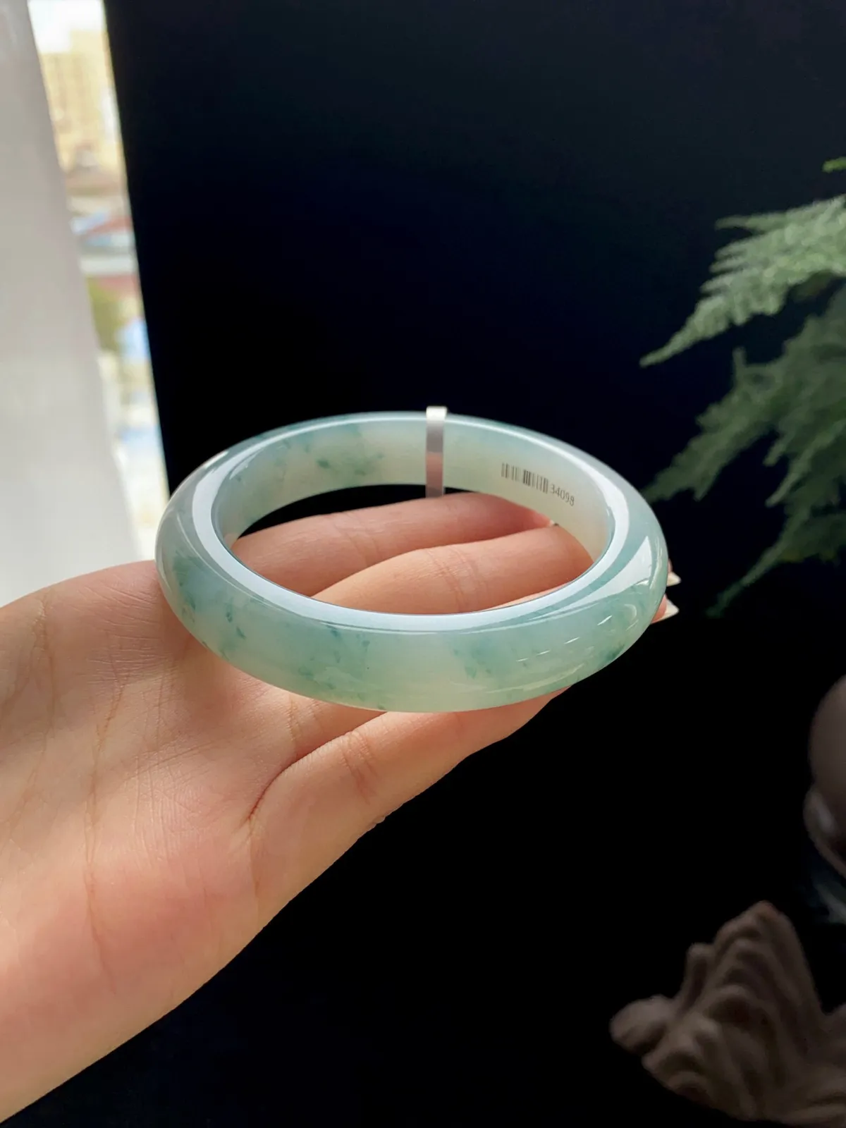 【飘花】
尺寸：58.3*12.4*9.6
丝丝飘花晕染在镯中，灵动飘逸，将山水意境体现的淋漓尽致