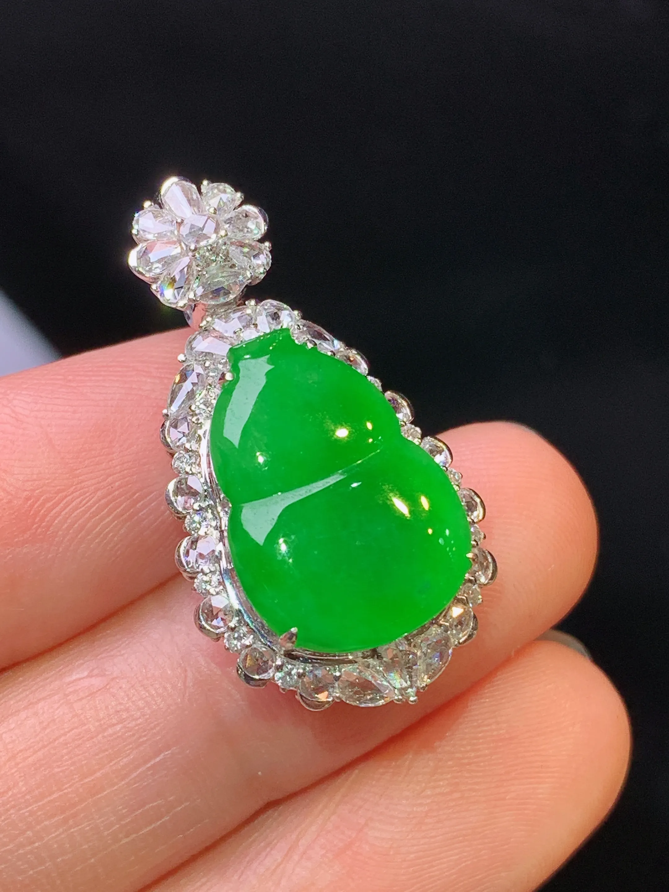 18k金钻镶嵌满绿葫芦吊坠 玉质细腻 水润亮眼 色泽艳丽 整体尺寸30*16.2*9.5