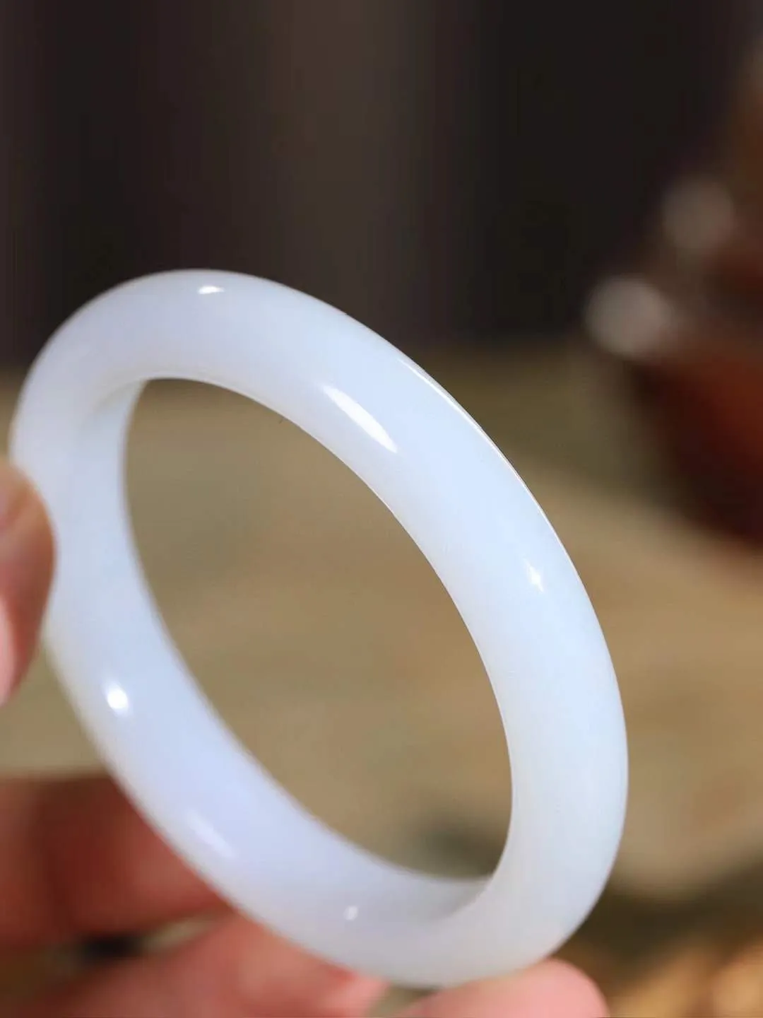 【腕间柔情.手镯】   

收藏级臻品️和田玉白玉手镯 玉质温润细腻 油性十足 古朴秀雅 轻抚岁月的栏杆软香温玉，腕间玉镯轻轻晃动，令人情动心间，撷一缕月末的芬芳，把心思铺陈，时光静美，惟有你最温柔。重49.5克   尺寸58-11.7-8.3mm  46120855A