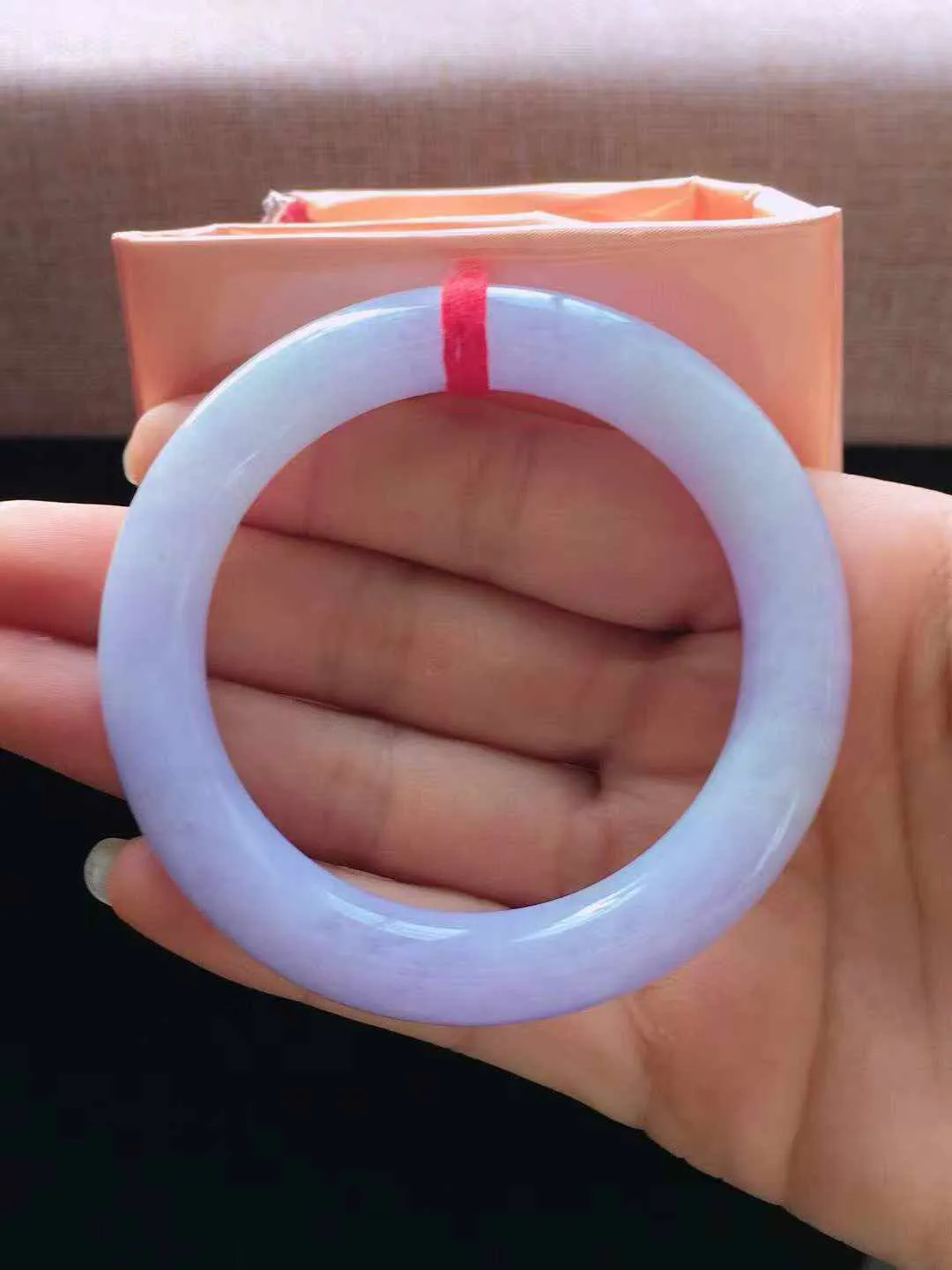 【翡翠名称】老种紫罗兰52.5圈口圆条翡翠手镯
【翡翠尺寸】52.5*10.6*10.3mm适合52-55正圈口佩戴
【翡翠描述】缅甸天然翡翠A货，种老水足，玉质细腻，色泽靓丽，性价比高，佩戴效果好！