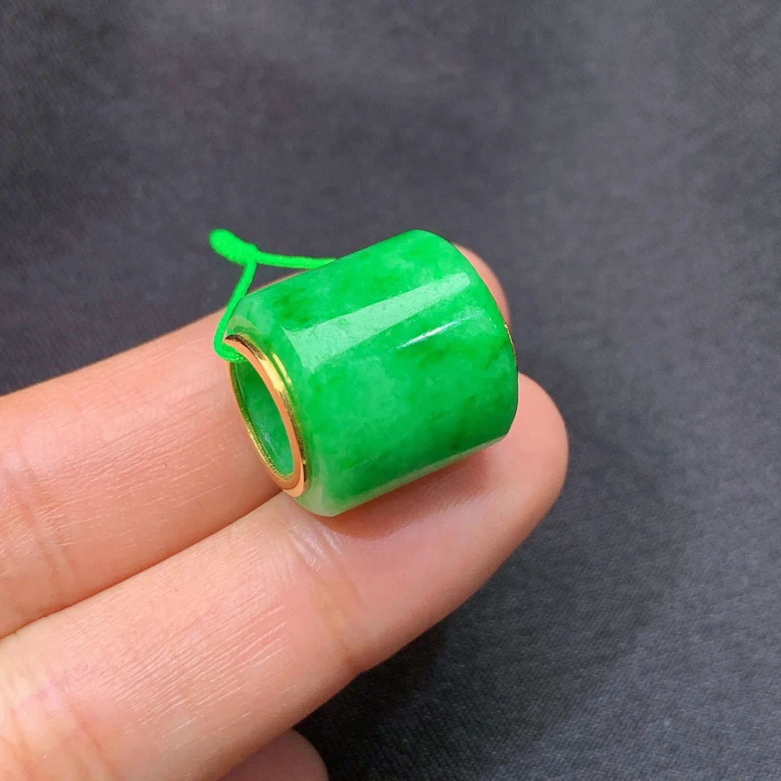 阳绿路路通吊坠，18k金镶嵌，冰润色阳，种老水足，Xu 尺寸16*15.3