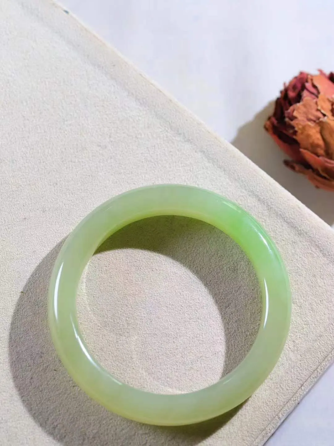 【翠色怡人.手镯】

精品和田玉翠青手镯，精品超级美镯，玉质细腻饱满，️温润脂香，仙雾缥缈，怡静如画，意蕴十足～，戴于腕间，神秘与高贵并存，给人以出尘的风雅，优美脱俗，气质非凡。重60.8克 内径58.5mm尺寸12-9.4mm19125800A