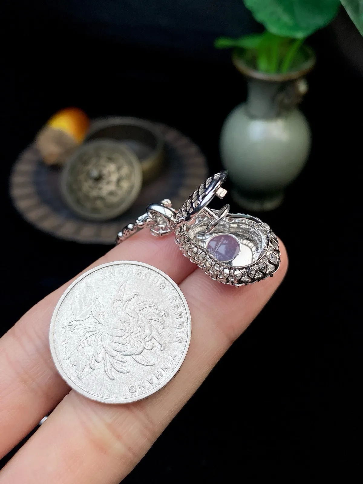 【冰种紫葫芦吊坠】质地细腻，冰透纯净，唯美漂亮，珍藏品质，18K金钻镶嵌，裸石尺寸15*11.4*3.7毫米，佩戴很漂亮。