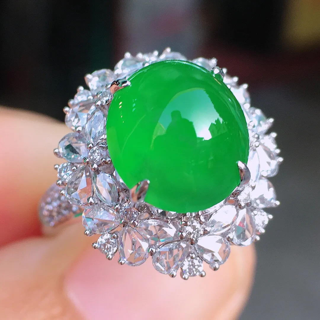 阳绿蛋面戒指，色泽均匀艳丽，玉质细腻，荧光感超
强，饱满圆润，尽显优雅气质，18k
金豪华镶嵌