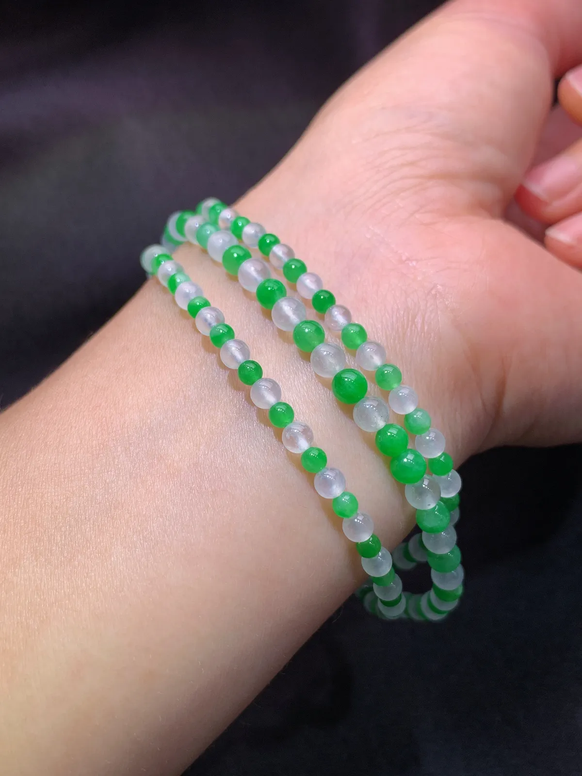 冰种阳绿圆珠项链，冰润鲜艳，玉质细腻，种水足 尺寸3.9