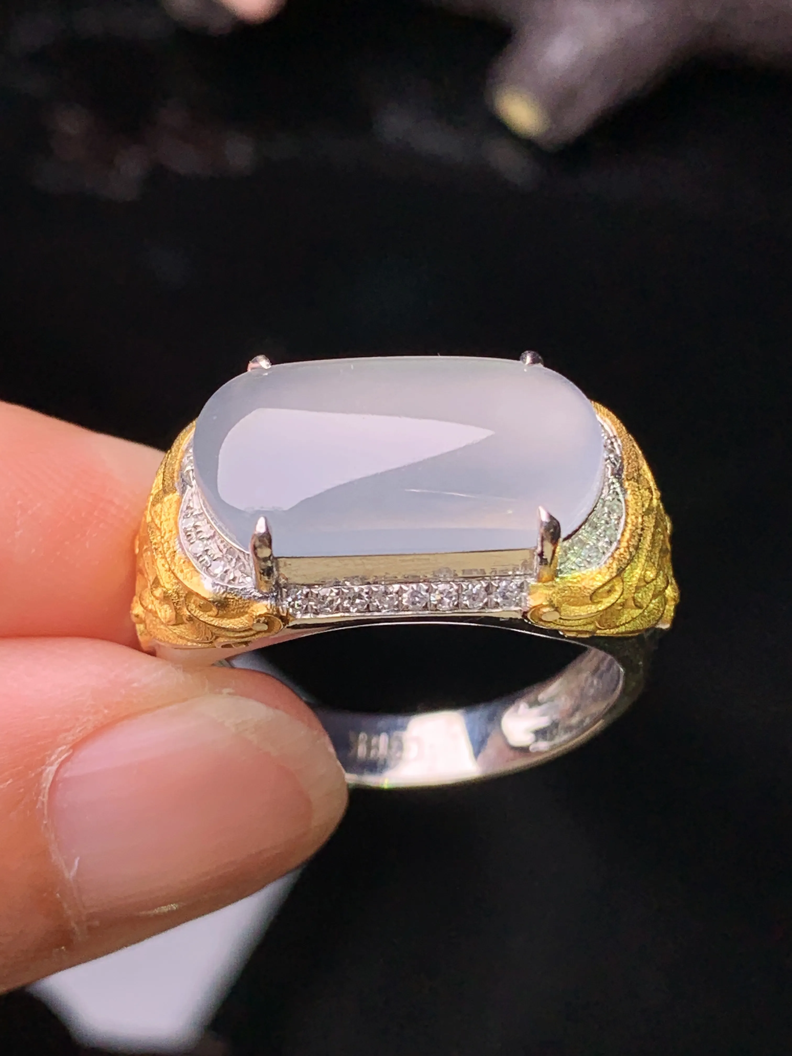 18k金钻镶嵌冰种马鞍戒指 玉质细腻 水润亮眼 色泽艳丽 圈口20 裸石尺寸8.6*16.8*2.8