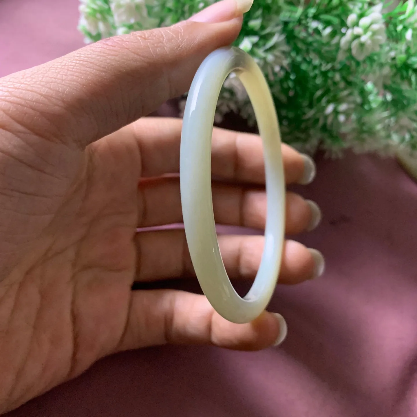 64圈口和田玉手镯【挽间柔情】，镯型古朴典雅。在诗情画意的雨巷相遇，你是我腕间的一抹风情，有你眸有深情.清风荡漾湖间静水，我愿俯身低眉，在烟波涟漪处寻你