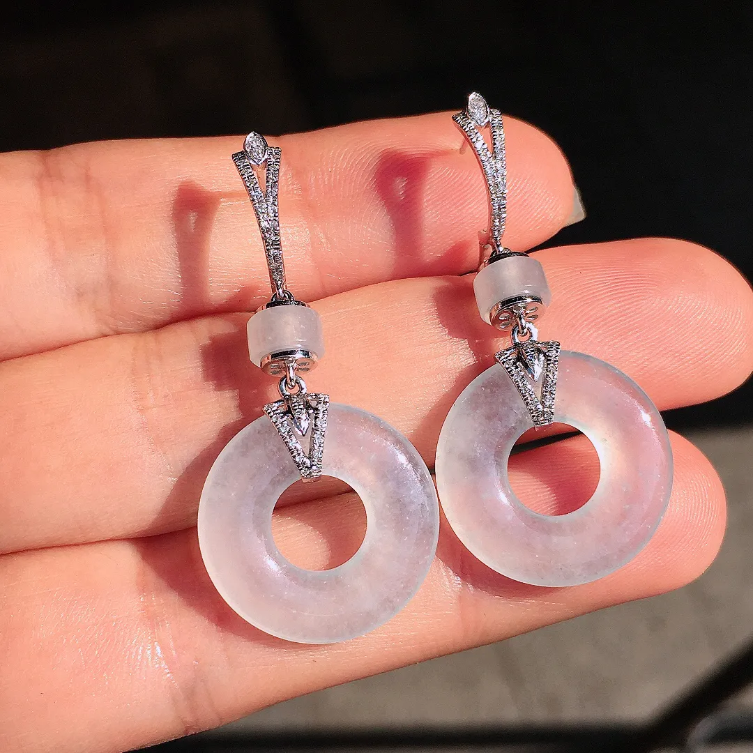 冰种平安扣耳坠，玉质细腻，荧光感超
强，饱满圆润，尽显优雅气质，18k
金豪华镶嵌