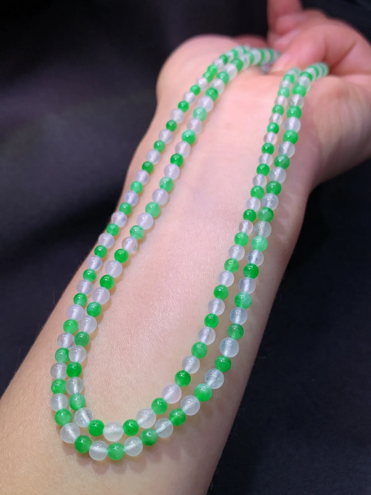 冰种阳绿圆珠项链，冰润鲜艳，玉质细腻，种水足 尺寸3.9