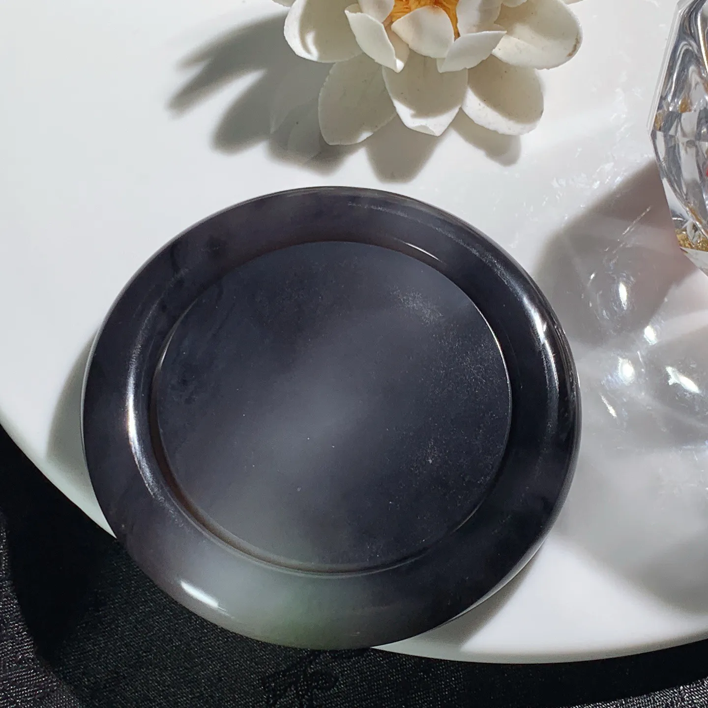 58圈口和田玉三色帝王紫翠青圆条手镯。58圈口条宽11厚11重137克。镯子心尺寸玉质细腻油润。手推出油。佩戴高端典雅。lt251208