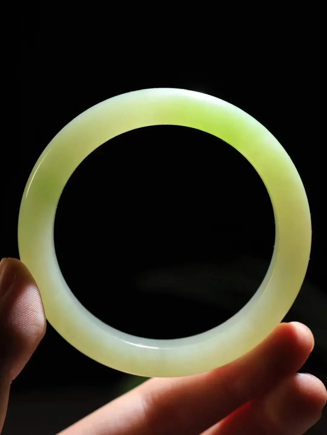 【翠色怡人.手镯】

精品和田玉翠青手镯，精品超级美镯，玉质细腻饱满，️温润脂香，仙雾缥缈，怡静如画，意蕴十足～，戴于腕间，神秘与高贵并存，给人以出尘的风雅，优美脱俗，气质非凡。重60.8克 内径58.5mm尺寸12-9.4mm19125800A