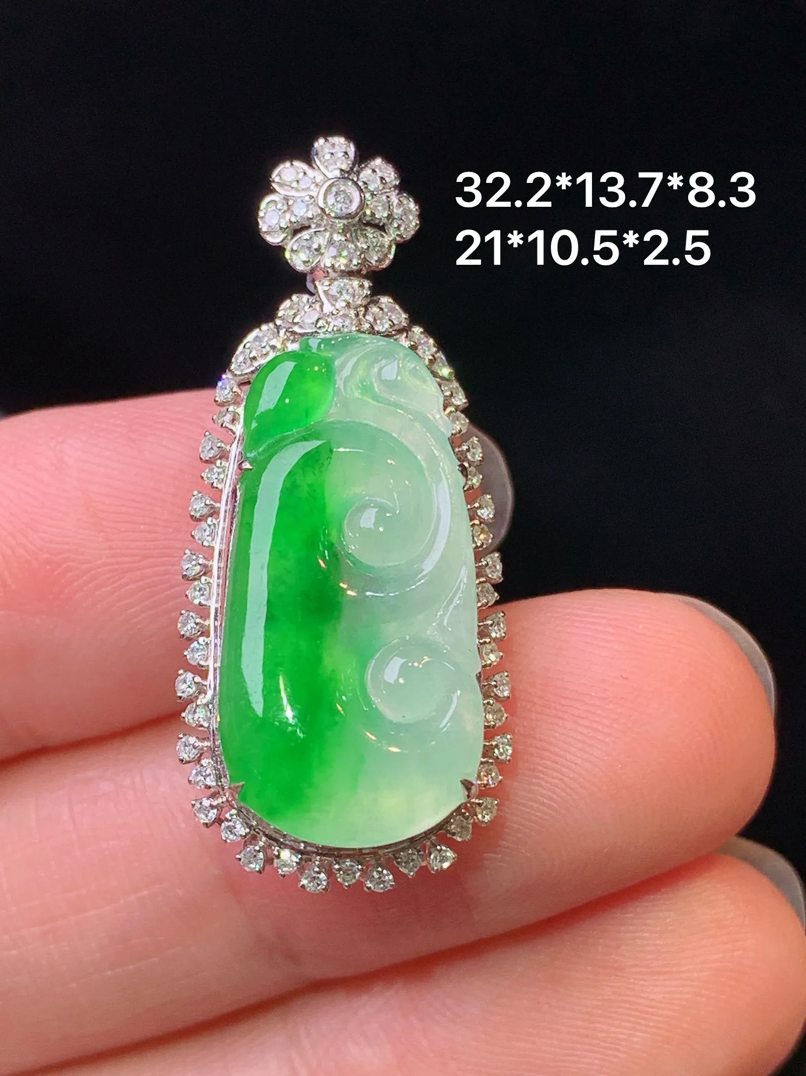 18k金钻镶嵌冰种飘绿如意吊坠 玉质细腻 水润亮眼 色泽艳丽 整体尺寸32.2*13.7*8.3