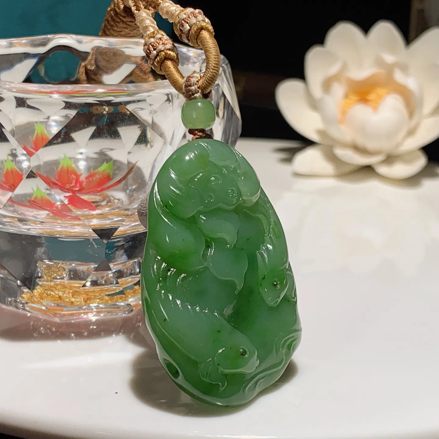 和田玉苹果绿俄罗斯碧玉连年有余挂件。尺寸45/32/14重33.5克。玉质细腻油润。手推出油。佩戴高端典雅。lt251208
