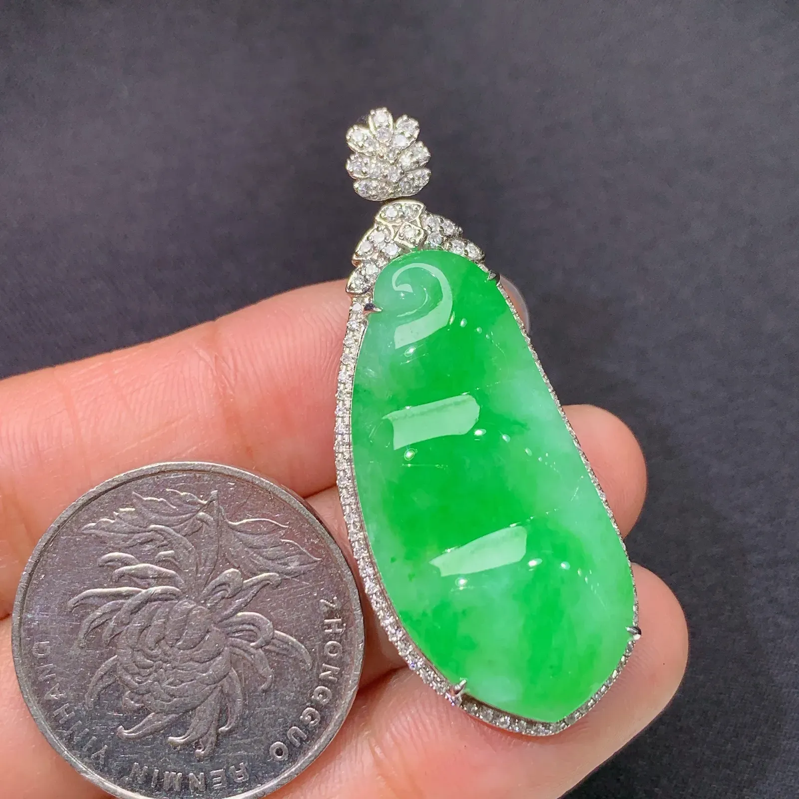 阳绿福豆吊坠，18k金镶嵌，冰润色阳，玉质细腻，种水足 尺寸44.6*17.9*8.7