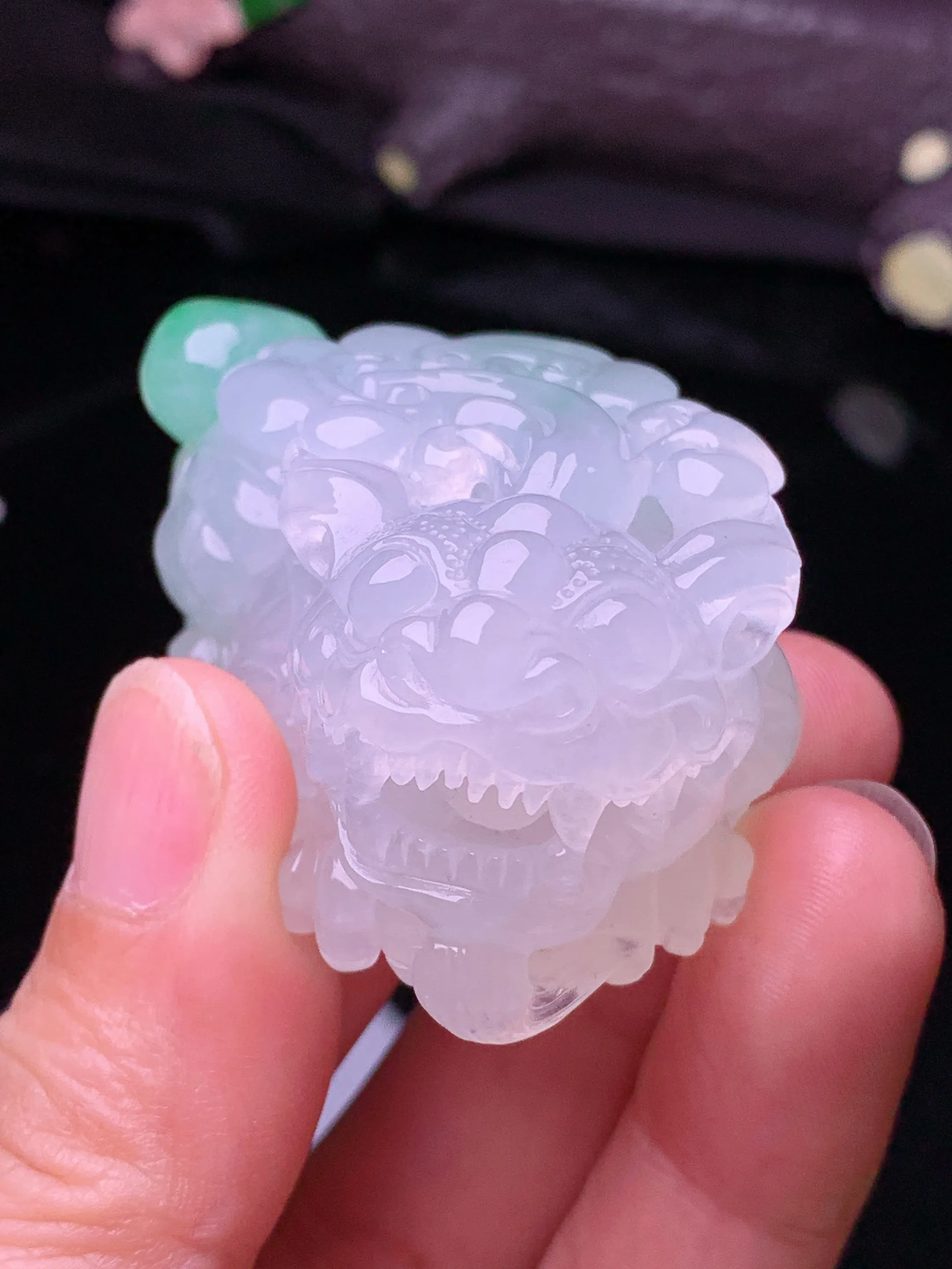 飘绿貔貅吊坠 玉质细腻 水润亮眼 色泽艳丽 整体尺寸47.2*31.5*22.6