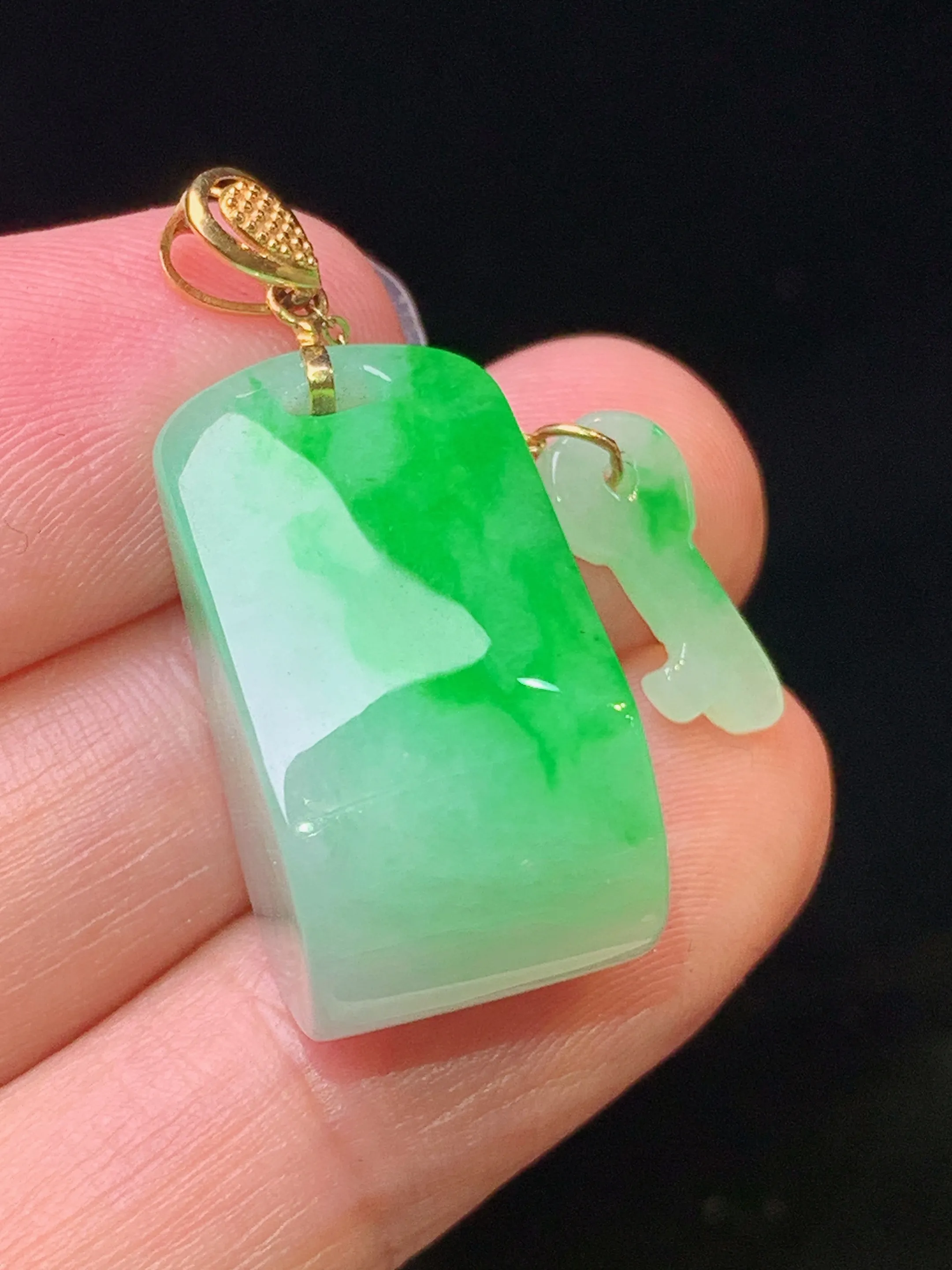 18k金镶嵌飘绿同心锁吊坠 玉质细腻 水润亮眼 色泽艳丽 整体尺寸23*12*13.2