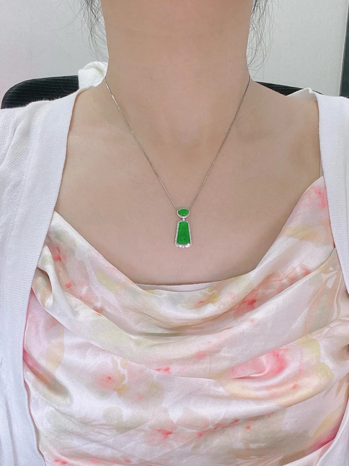 【冰种满绿无事牌】种水上乘，通透闪亮，晶莹剔透。18K金钻镶嵌，裸石尺寸14.4*8.4*2.8毫米。