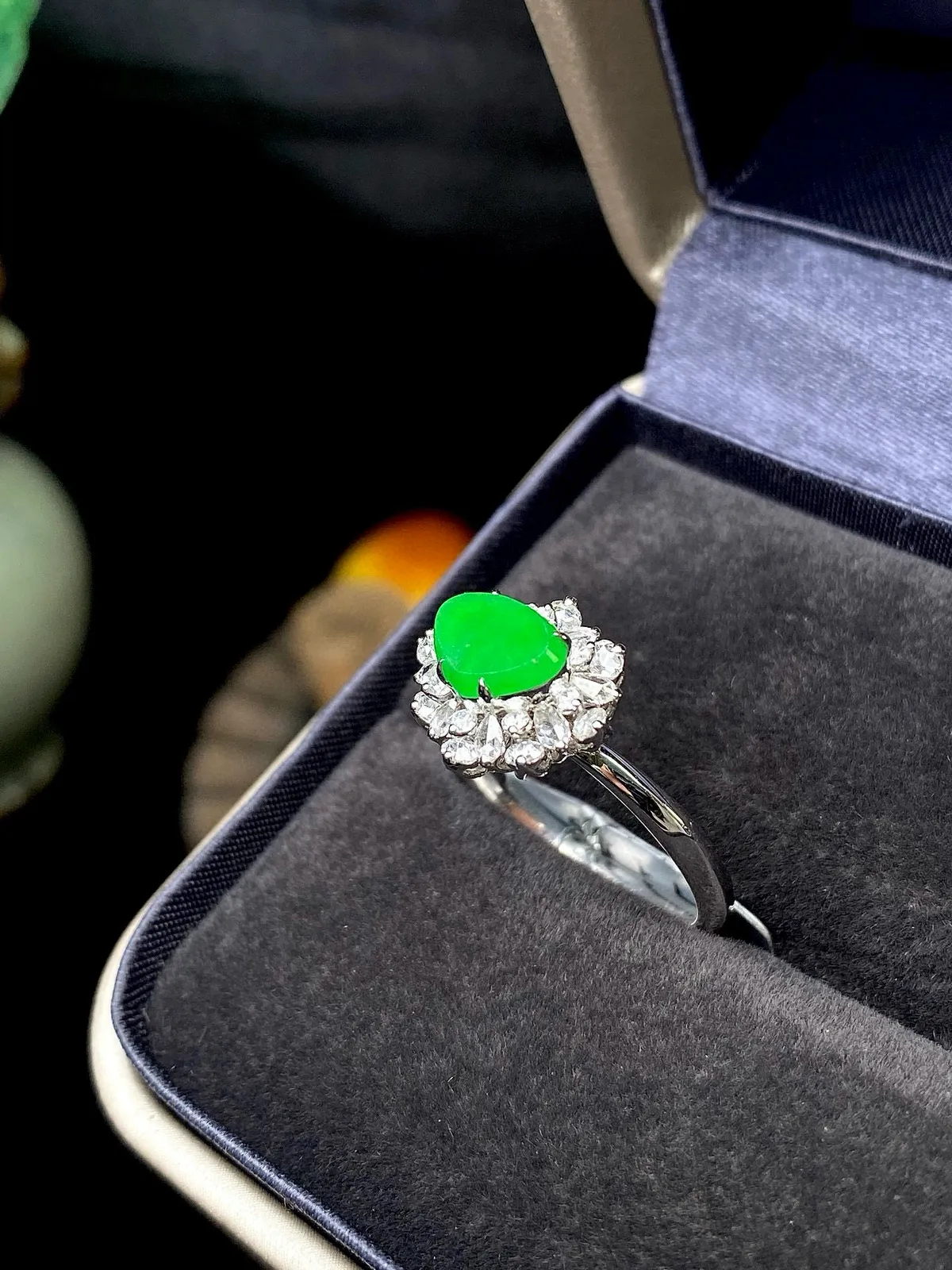 【冰种满绿心形戒指】种水色俱全，冰透闪亮，通透感饱满度很好，18k金钻镶嵌，裸石尺寸5.7*7.7*2.8毫米，圈口可改