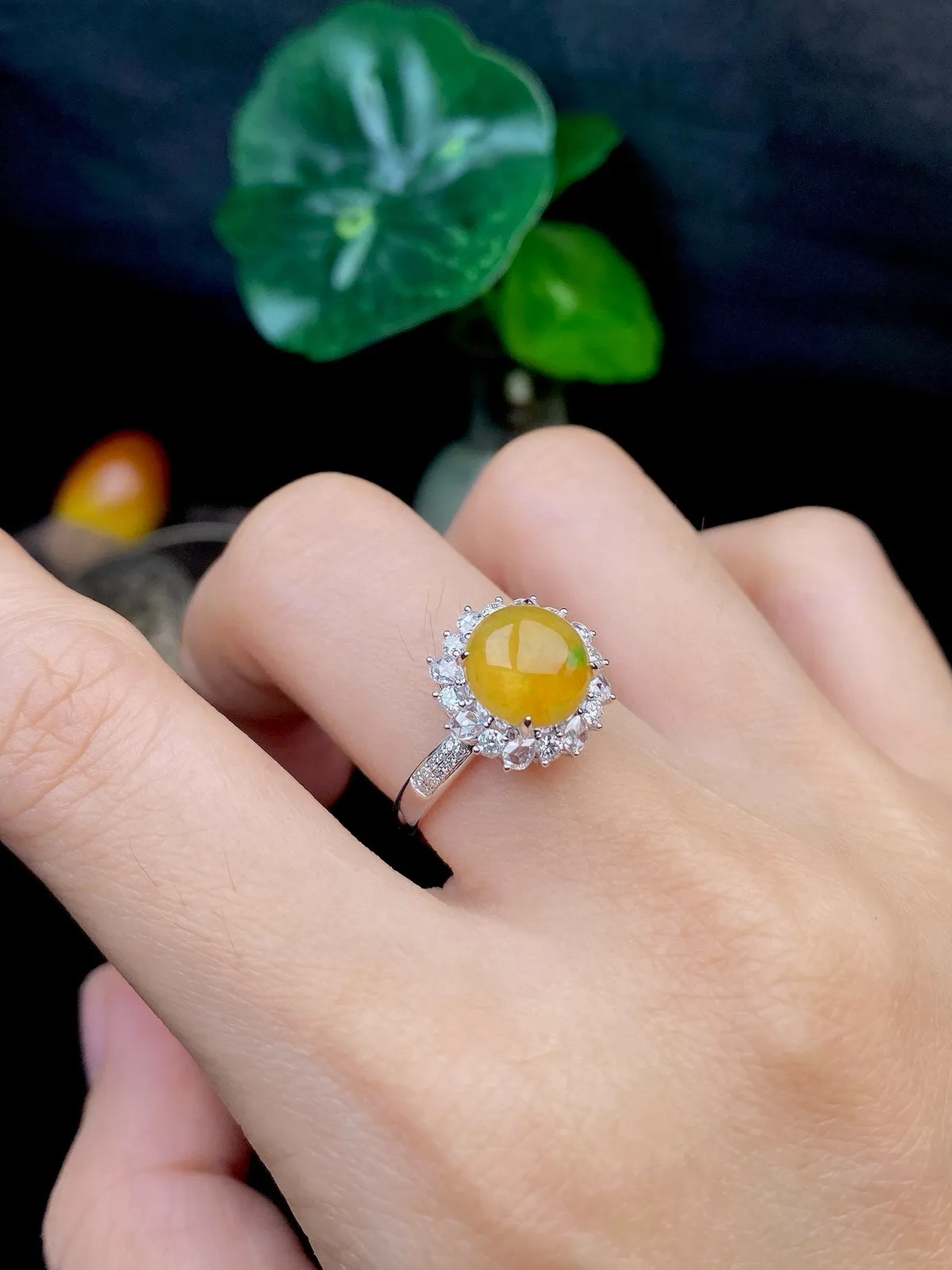 【冰种黄蛋戒指】种水上乘，晶莹剔透，纯净通透，18k金钻精美镶嵌，裸石尺寸8.6*3.8毫米，圈口可改