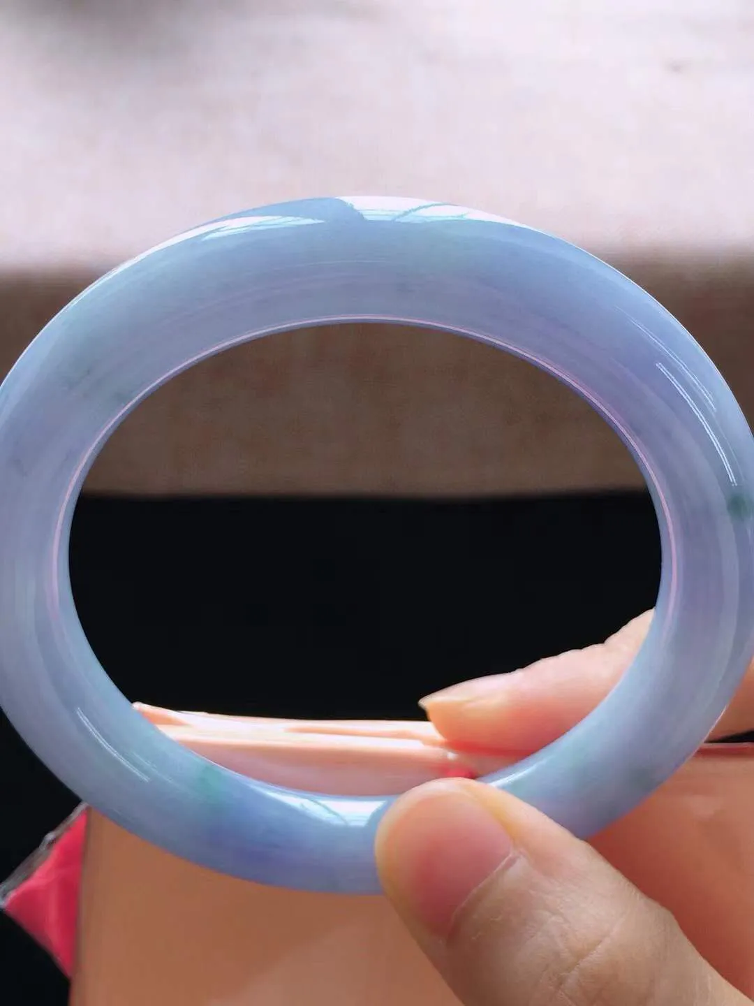 【翡翠名称】老种紫罗兰55.8圈口圆条翡翠手镯
【翡翠尺寸】55.8*10*9.7mm适合56-58正圈口佩戴
【翡翠描述】缅甸天然翡翠A货，种老水足，玉质细腻，色泽靓丽，性价比高，佩戴效果好！