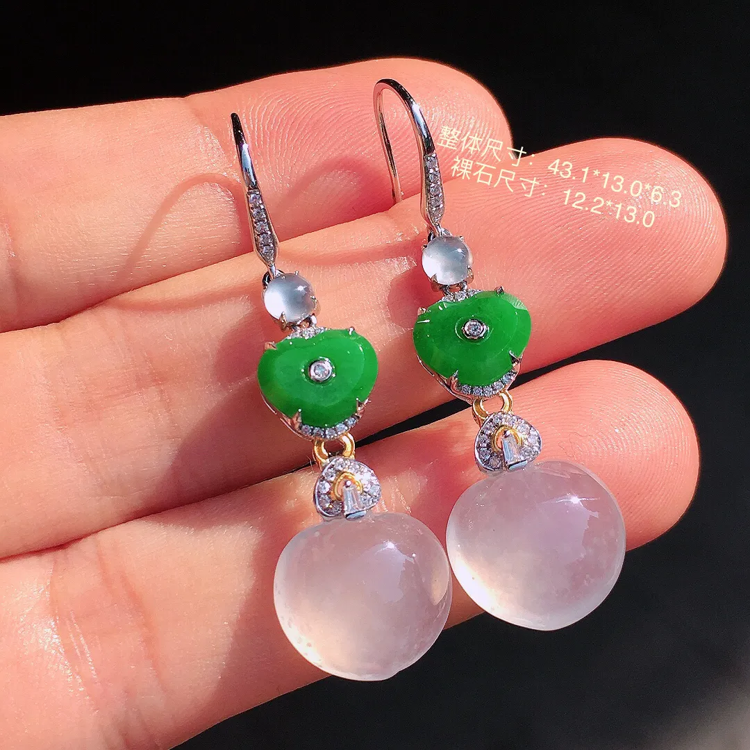 （冰+绿）二合一耳坠，色泽均匀艳丽，玉质细腻，荧光感超
强，饱满圆润，尽显优雅气质，18k
金豪华镶嵌