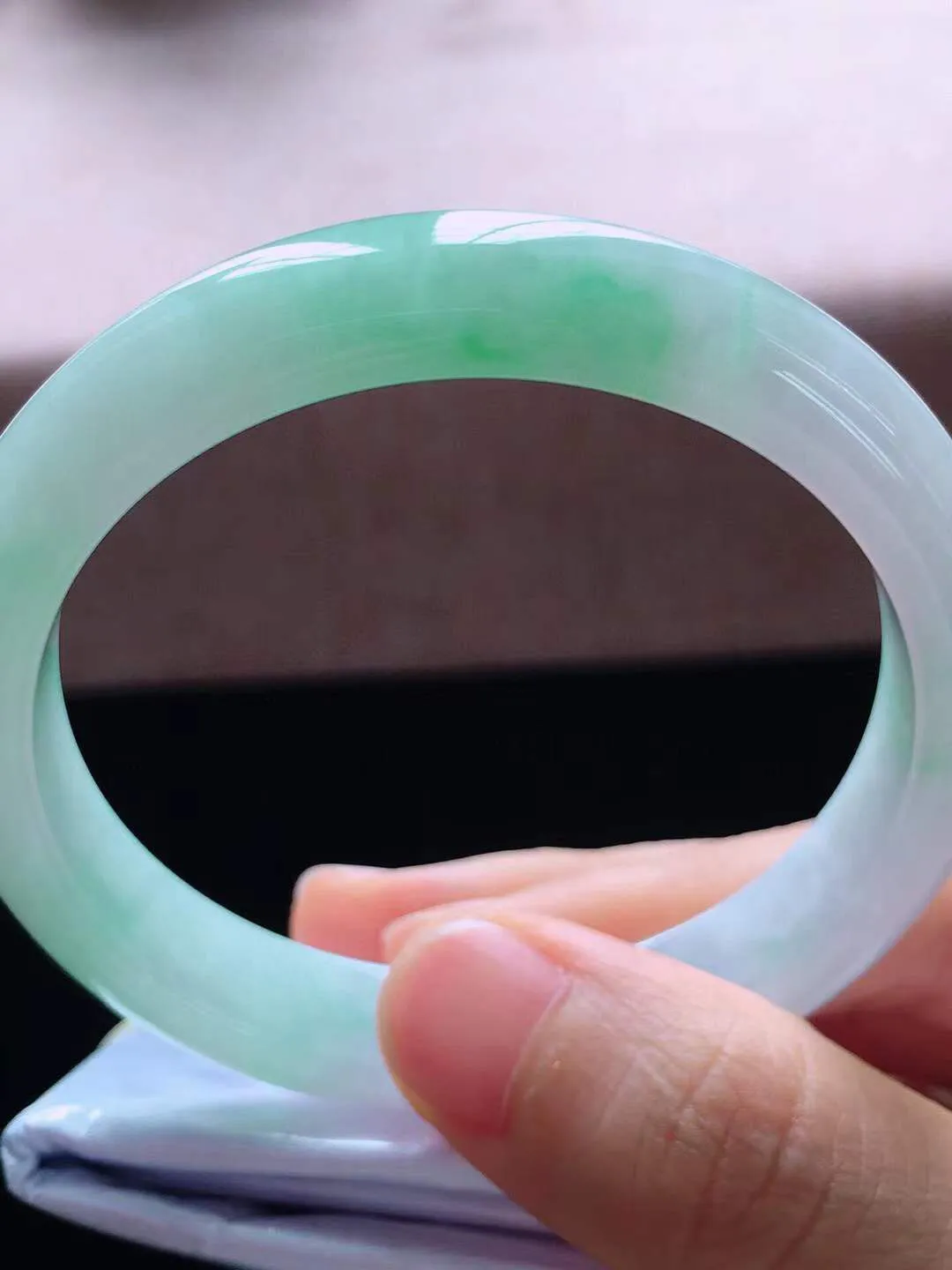 【翡翠名称】老种冰飘绿54正圈口圆条翡翠手镯
【翡翠尺寸】54*11*7.3mm适合53-55正圈口佩戴
【翡翠描述】缅甸天然翡翠A货，种老水足，玉质细腻，色泽靓丽，性价比高，佩戴效果好！