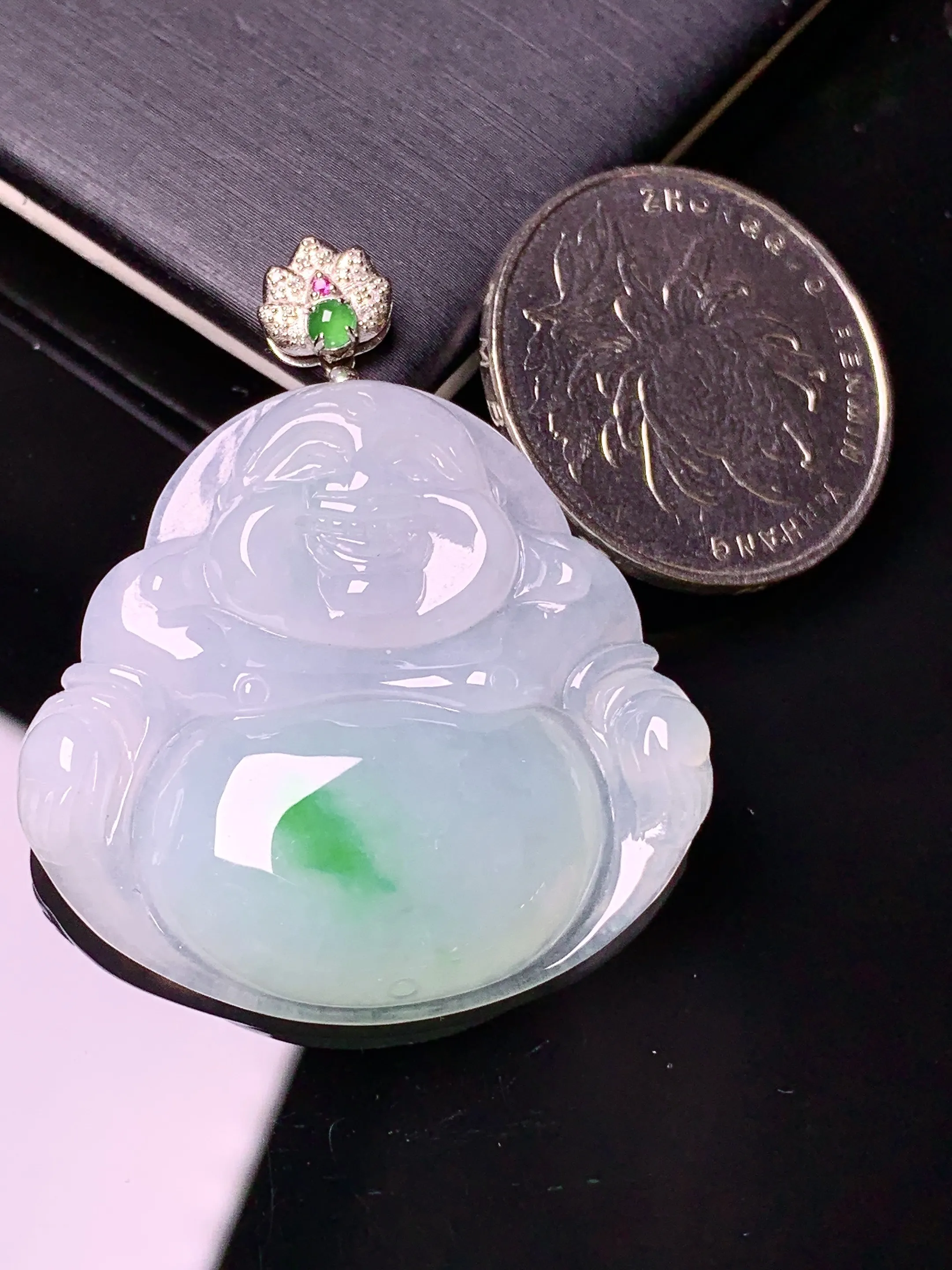 18k金钻镶嵌飘绿佛公吊坠 玉质细腻 水润亮眼 色泽艳丽 整体尺寸40.7*34.7*6.2