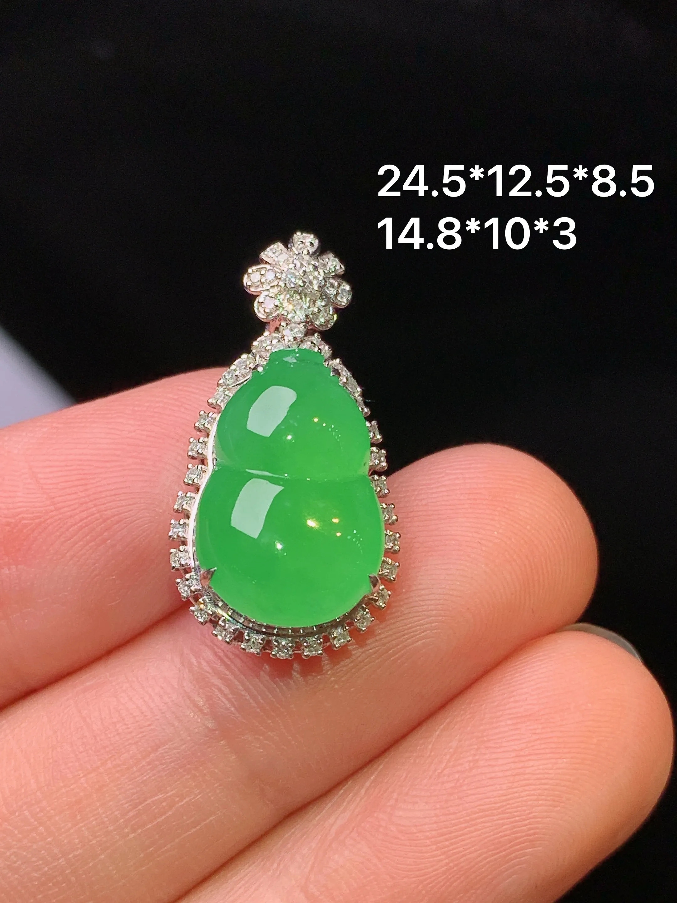 18k金钻镶嵌满绿葫芦吊坠 玉质细腻 水润亮眼 色泽艳丽 整体尺寸24.5*12.5*8.5