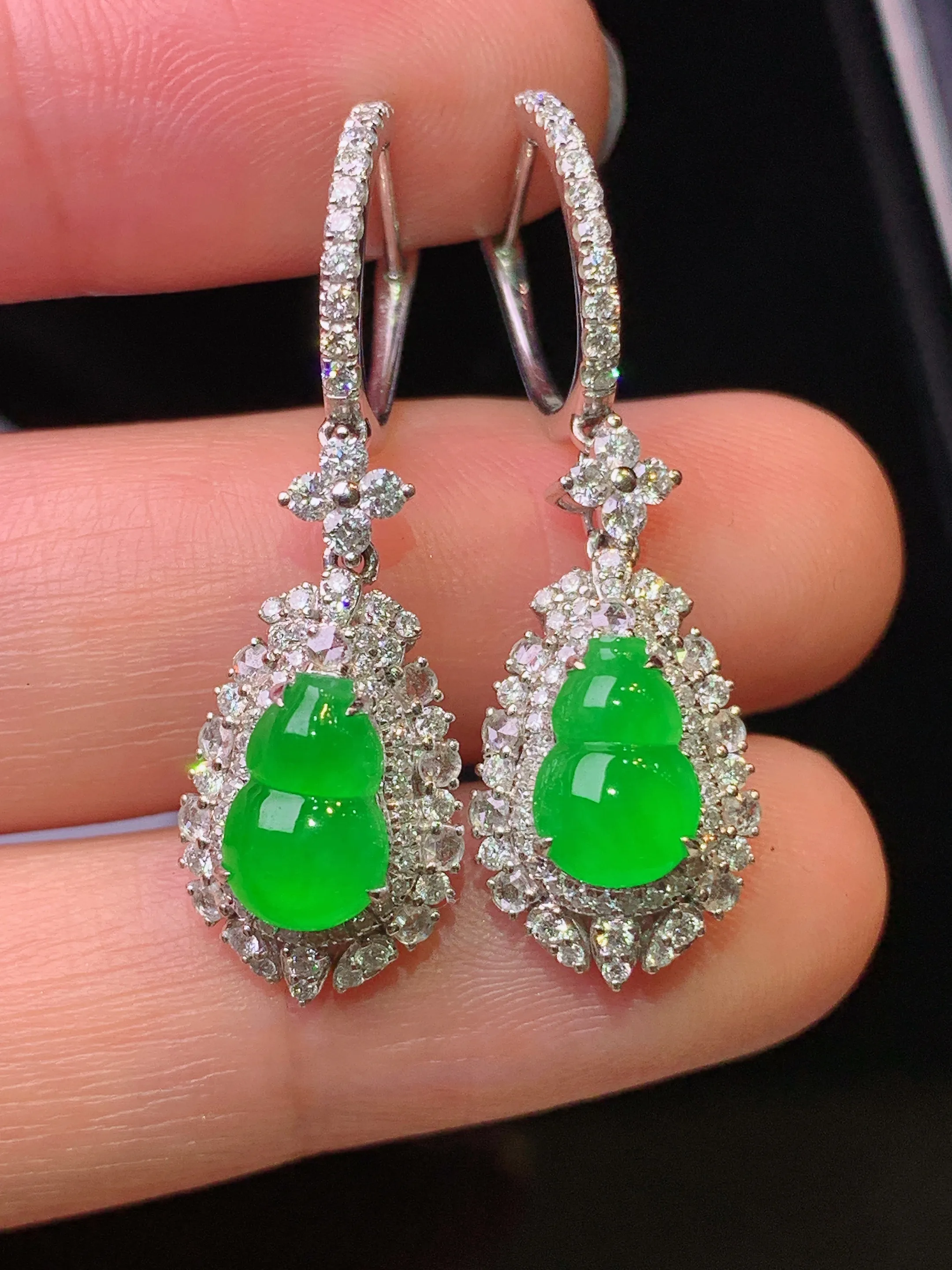 18k金钻镶嵌满绿葫芦耳坠 玉质细腻 水润亮眼 色泽艳丽 整体尺寸24.5*10.6*8