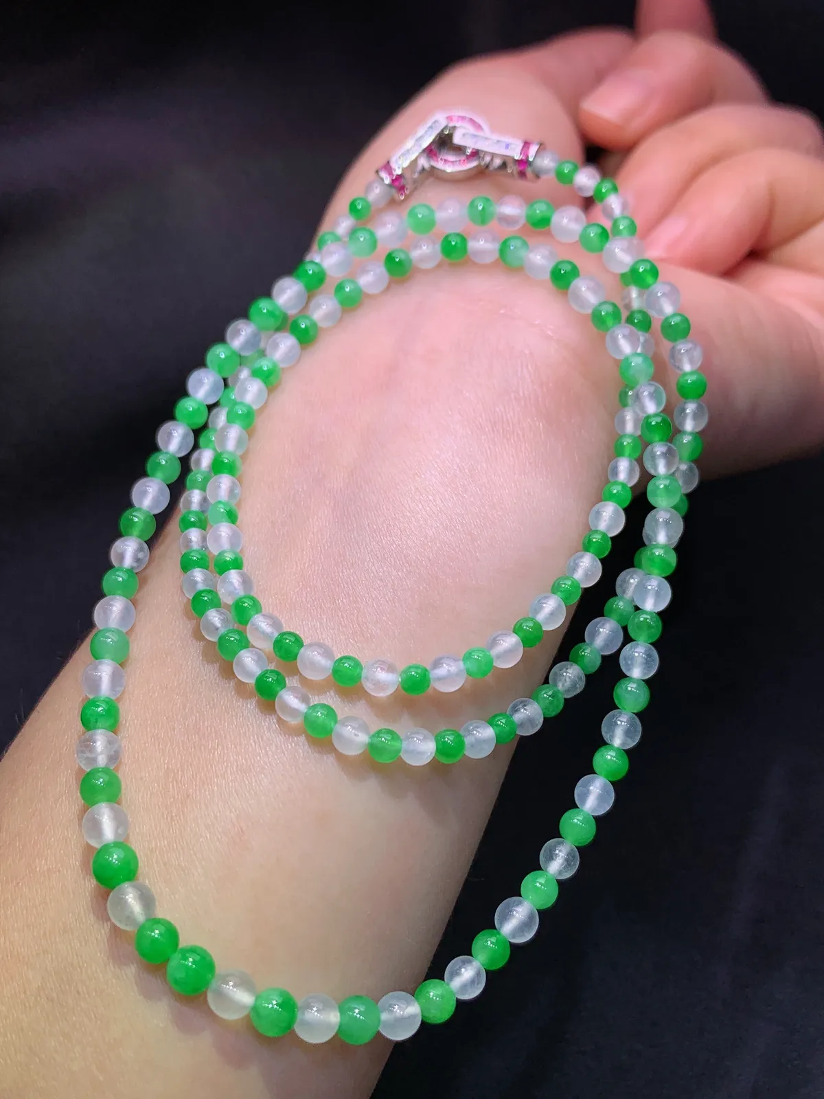 冰种阳绿圆珠项链，冰润鲜艳，玉质细腻，种水足 尺寸3.9