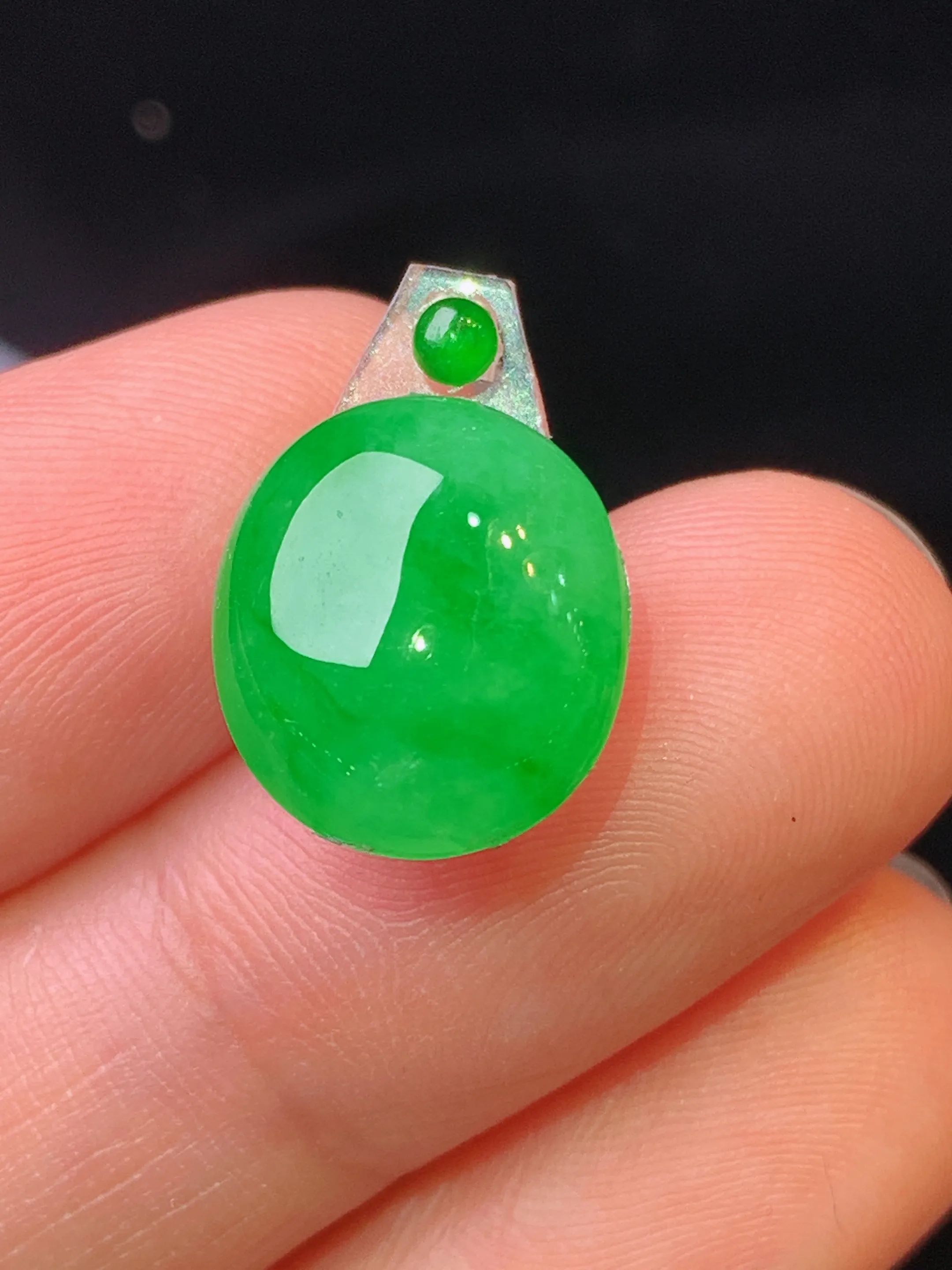 镶嵌款 满绿蛋面吊坠 玉质细腻 水润亮眼 色泽艳丽 整体尺寸13.2*11.6*5.5