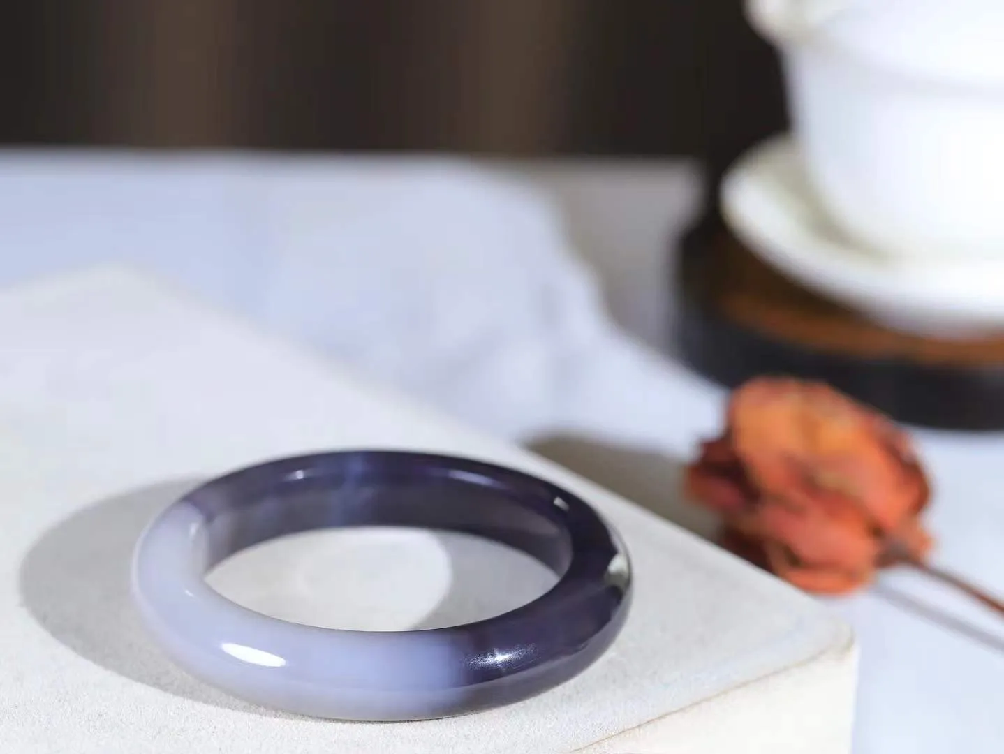 【婉约佳人.手镯】

精品️和田玉烟紫双色手镯 玉质温润细腻 油性十足 手感舒适，高华雅逸，线条流