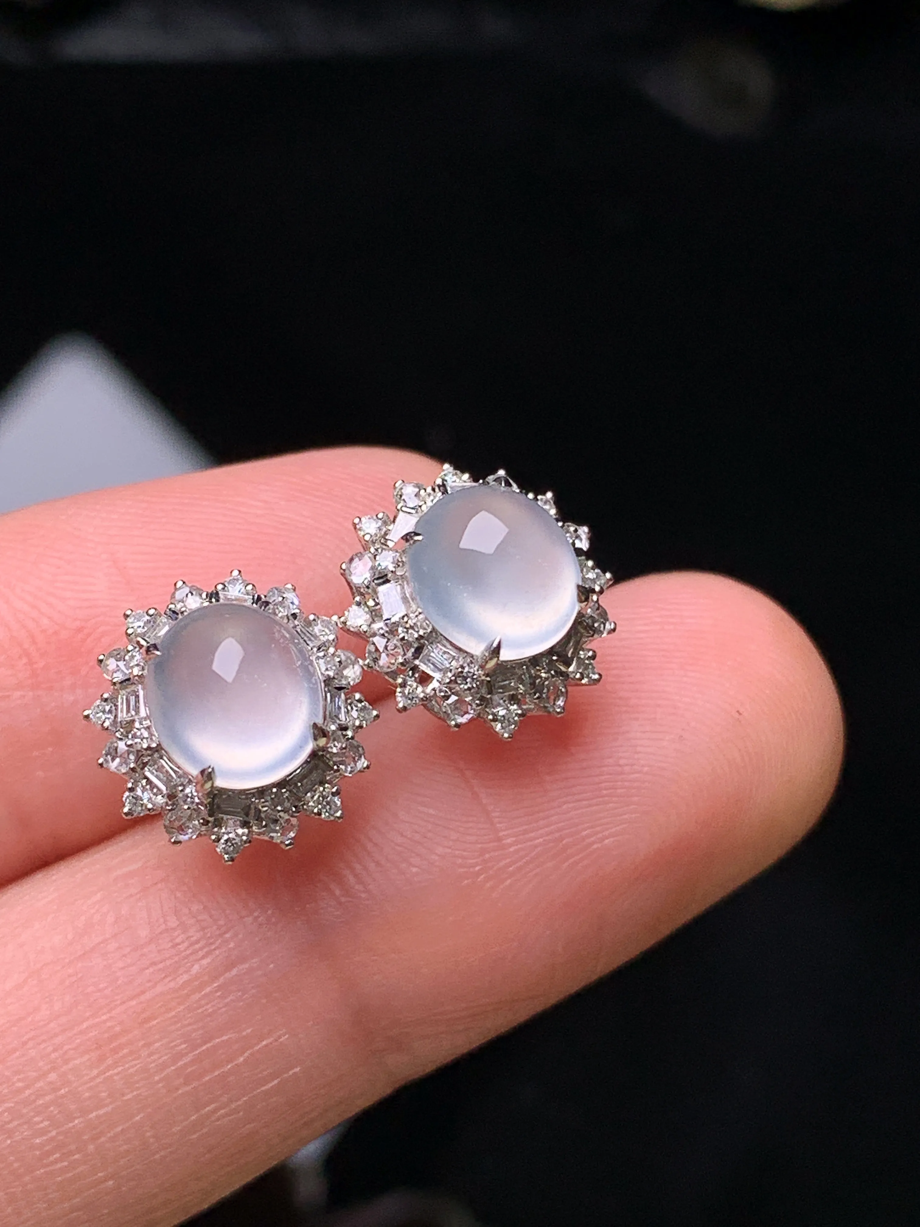 18k金钻镶嵌冰种蛋面耳钉吊 玉质细腻 水润亮眼 色泽艳丽 整体尺寸10.8*8.5