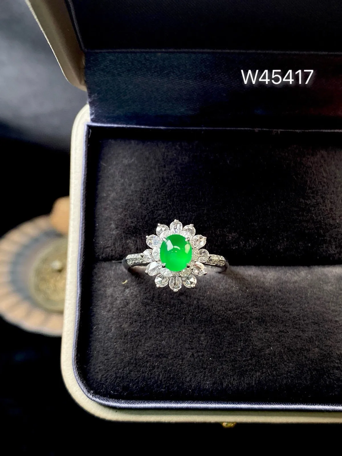 【冰种满绿蛋面戒指】种水色俱全，冰透闪亮，通透感饱满度很好，18k金钻镶嵌，裸石尺寸5.5*5*2.