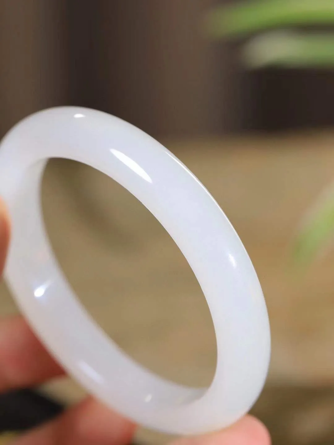 【柔情素语·手镯】

精品和田玉白玉手镯，玉质细腻温润，手感舒适，️线条流畅，简约大气，美自天成，佩戴于腕间，婉约之美，举手投足间透出那份低调奢华，醉人心扉。重56.4克 内径圈口61mm  尺寸11.9-9mm   FDA-55124800