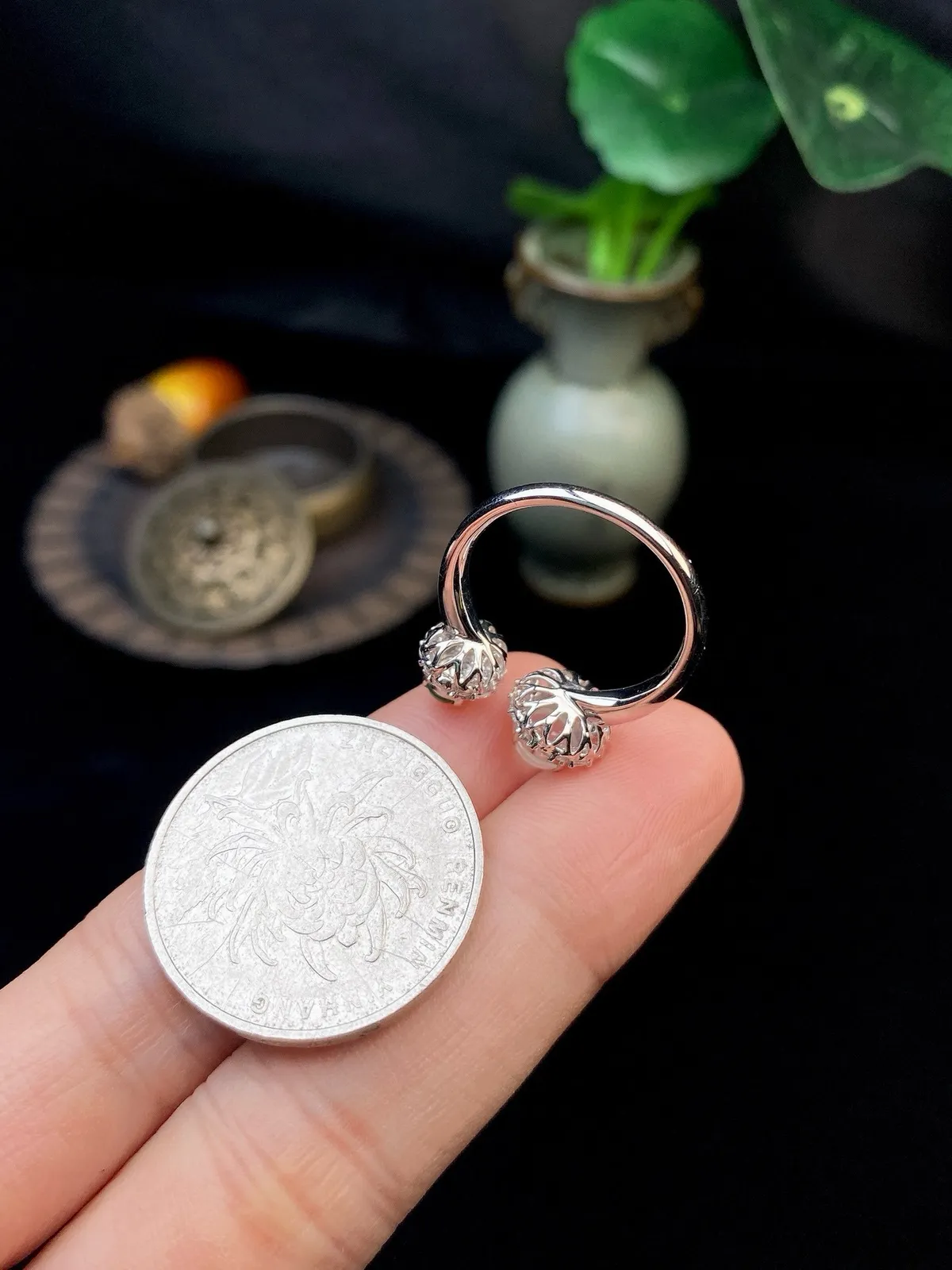 【冰种满绿+白蛋面戒指】种水色俱全，冰透闪亮，通透感饱满度很好，18k金钻镶嵌，裸石尺寸5.8*2.8毫米，圈口可改