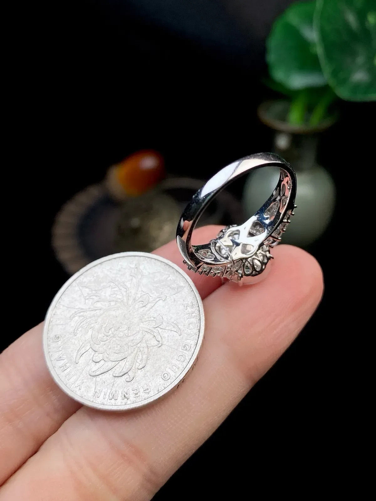 【冰种蛋面戒指】种水很不错、细腻水润，形状很饱满，收藏品质，18K金钻镶嵌，裸石尺寸10.5*8.8*5.3毫米