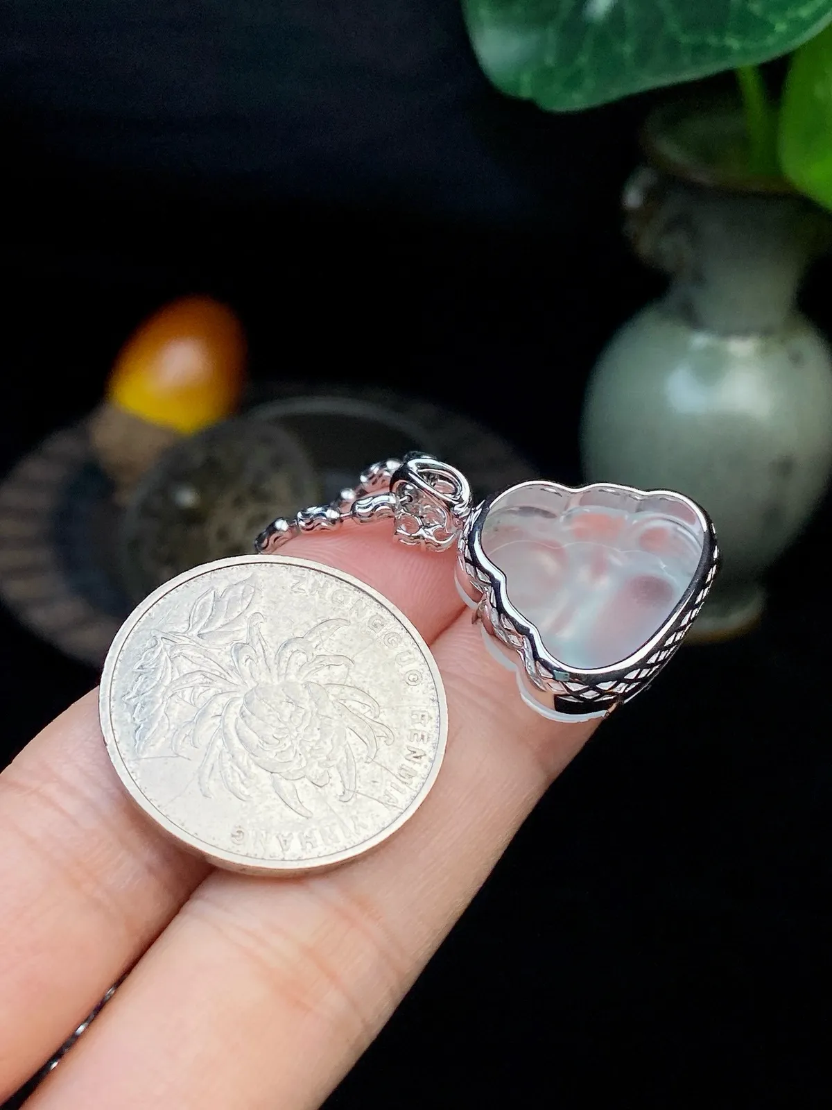 【冰种佛公吊坠】种水上乘，晶莹剔透，纯净通透，莹光感很强，18k金钻镶嵌，裸石尺寸18.3*22.5*5.4毫米