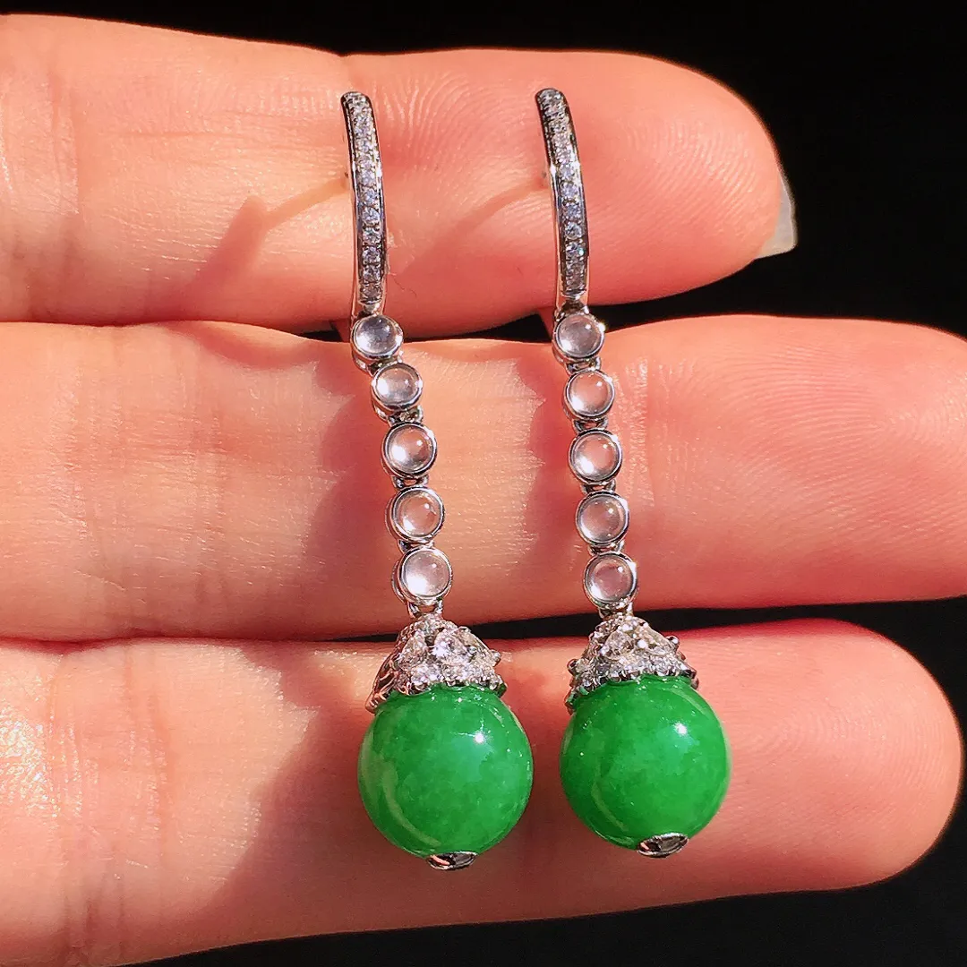 阳绿珠子耳坠，色泽均匀艳丽，玉质细腻，荧光感超
强，饱满圆润，尽显优雅气质，18k
金豪华镶嵌