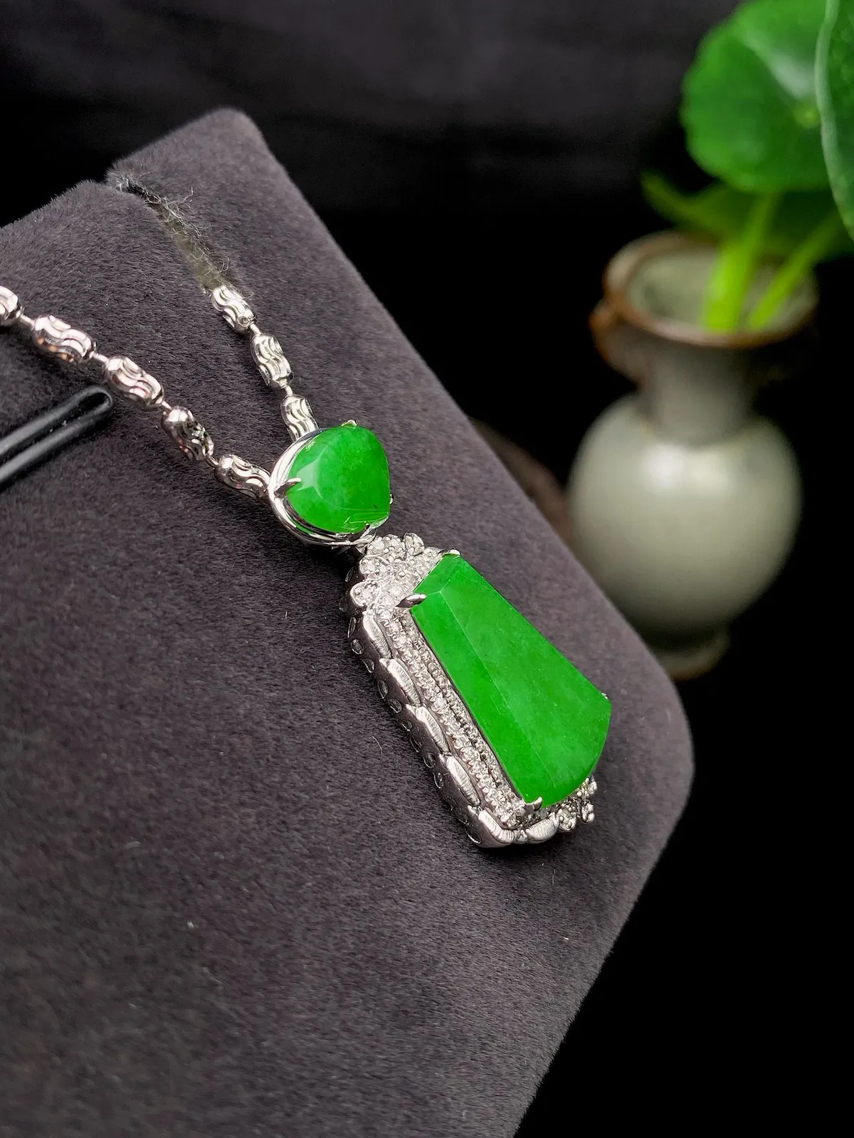 【冰种满绿无事牌】种水上乘，通透闪亮，晶莹剔透。18K金钻镶嵌，裸石尺寸17*11*2.8毫米。