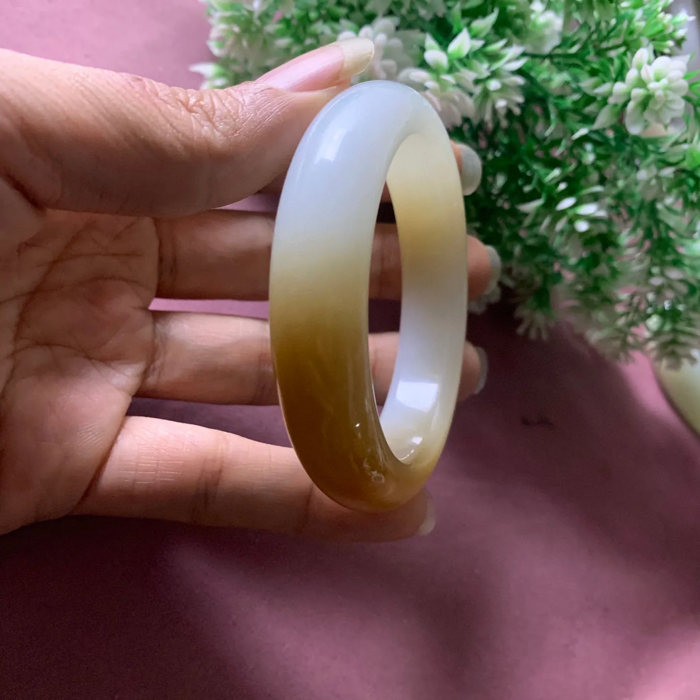 土豪款，蜜糖手镯，54.5圈口和田玉且末糖料宽版手镯【挽间柔情】，镯型古朴典雅。在诗情画意的雨巷相遇，你是我腕间的一抹风情，有你眸有深情.清风荡漾湖间静水，我愿俯身低眉，在烟波涟漪处寻你