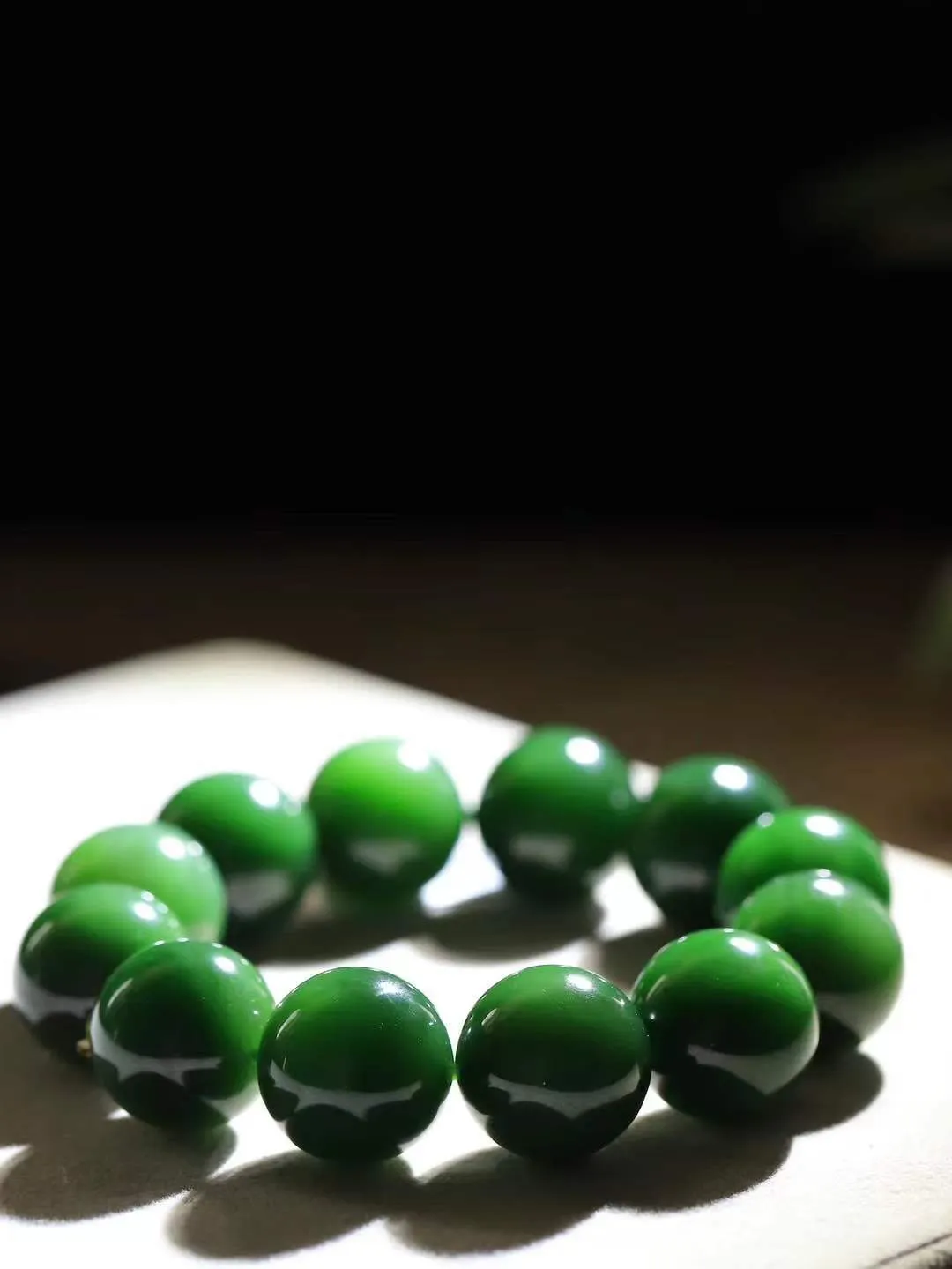 【珠圆玉润.手串】

收藏级臻品️和田玉碧玉珠圆玉润手串 玉质温润细腻  整串打磨圆润，佩戴舒适。珠珠落玉盘，间关莺语花底滑，一生美好时光，无论身在何处，都有它相伴相守。事事顺遂，幸福美满，吉祥如意。重129.2克 尺寸取一18.9mm  FD L-79120868