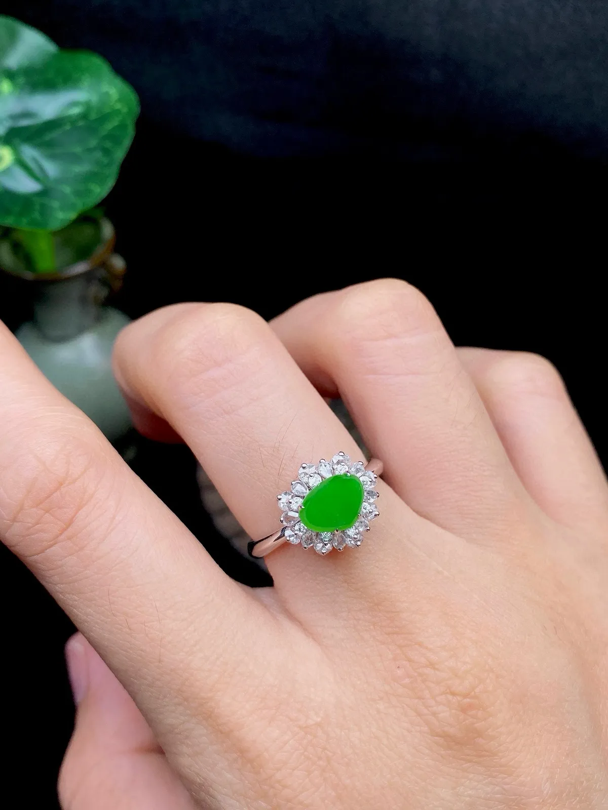 【冰种满绿心形戒指】种水色俱全，冰透闪亮，通透感饱满度很好，18k金钻镶嵌，裸石尺寸5.7*7.7*2.8毫米，圈口可改