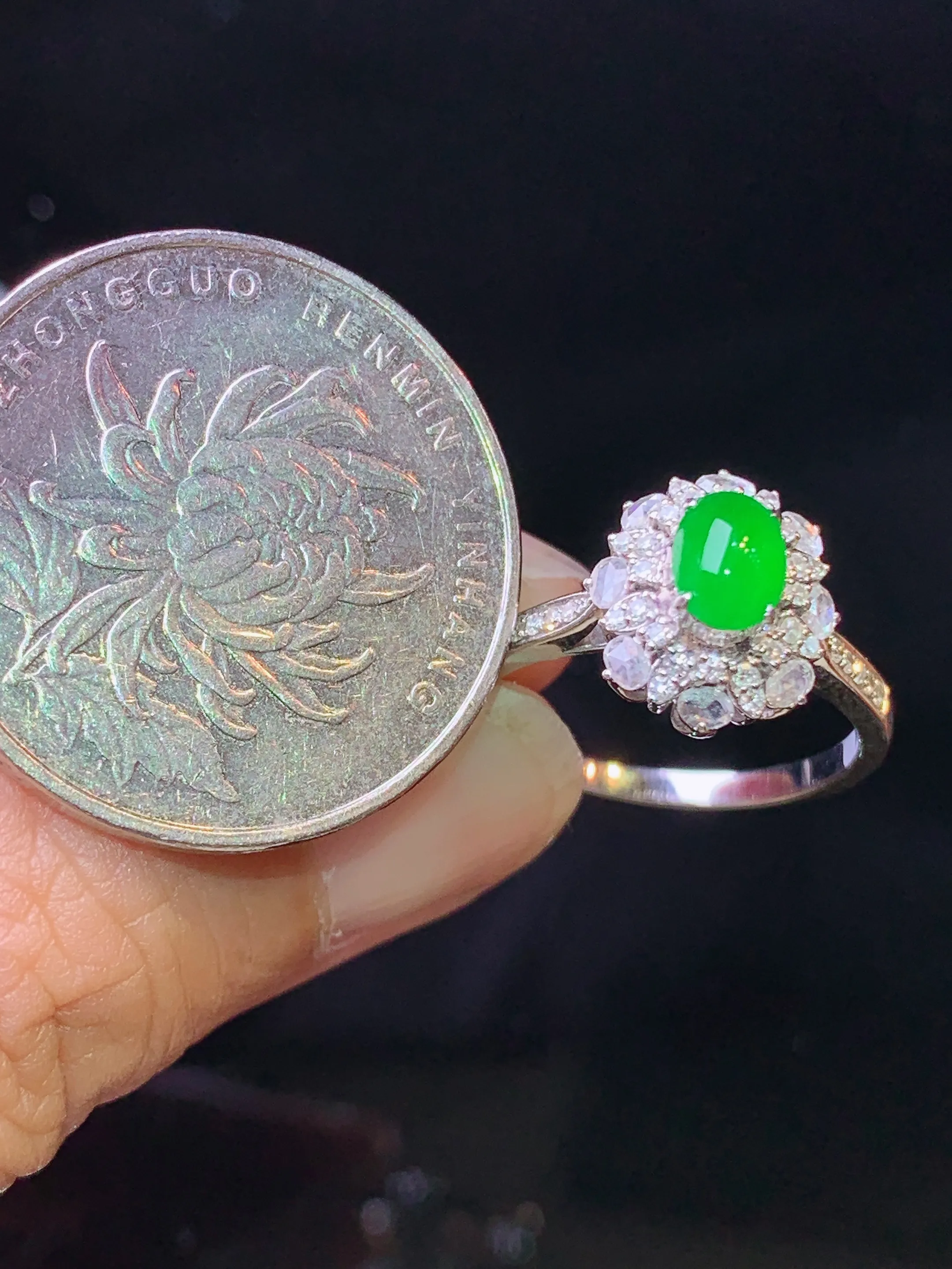 18k金钻镶嵌满绿蛋面戒指 玉质细腻 水润亮眼 色泽艳丽 圈口12.5 整体尺寸11.5*10*8.8