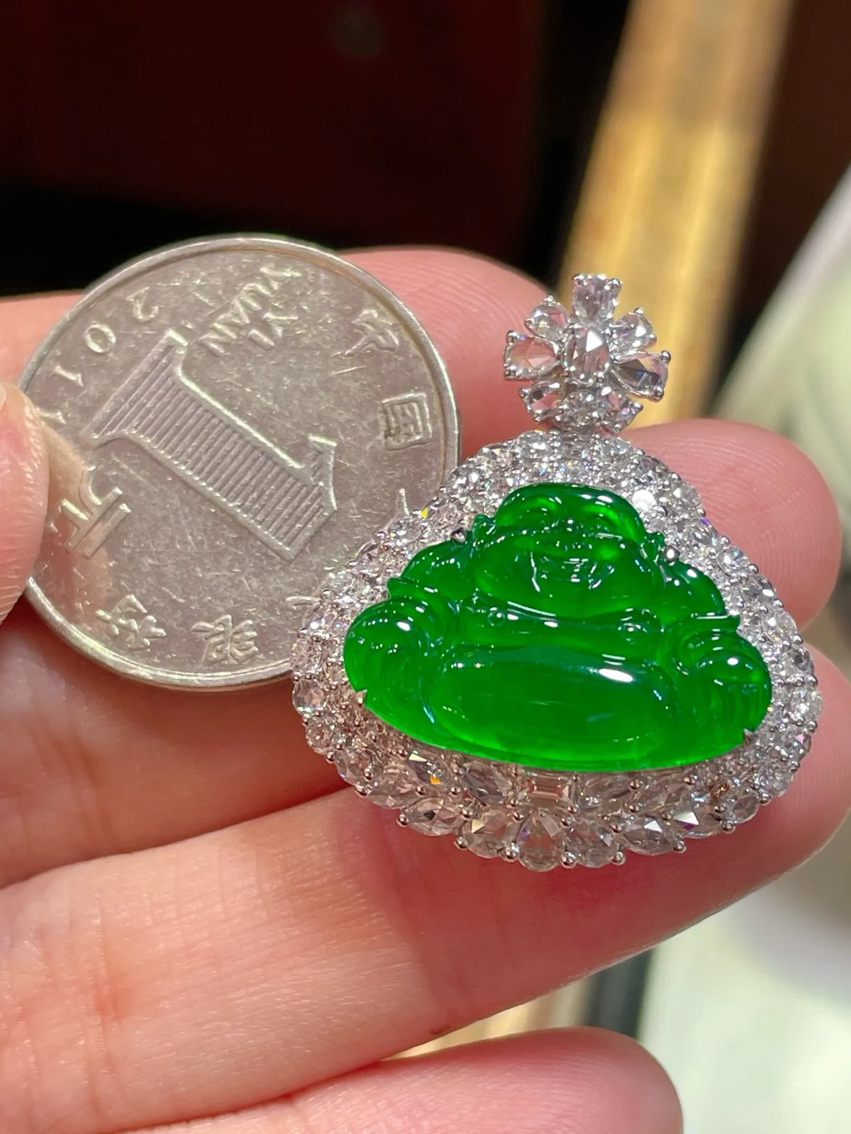 满阳绿佛公吊坠，色阳艳丽。
吊坠整体大气，开脸喜庆
饱满圆润，种水一流，佛形厚装大气
18k金豪华镶