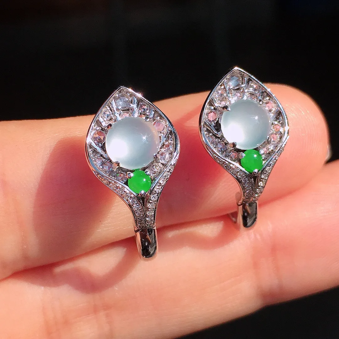 冰种蛋面耳钉，玉质细腻，荧光感超
强，饱满圆润，尽显优雅气质，18k
金豪华镶嵌