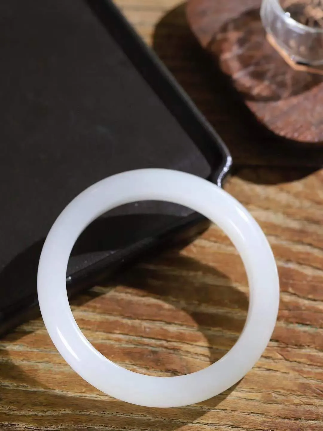 【柔情素语·手镯】

精品和田玉白玉手镯，玉质细腻温润，手感舒适，️线条流畅，简约大气，美自天成，佩戴于腕间，婉约之美，举手投足间透出那份低调奢华，醉人心扉。重56.4克 内径圈口61mm  尺寸11.9-9mm   FDA-55124800