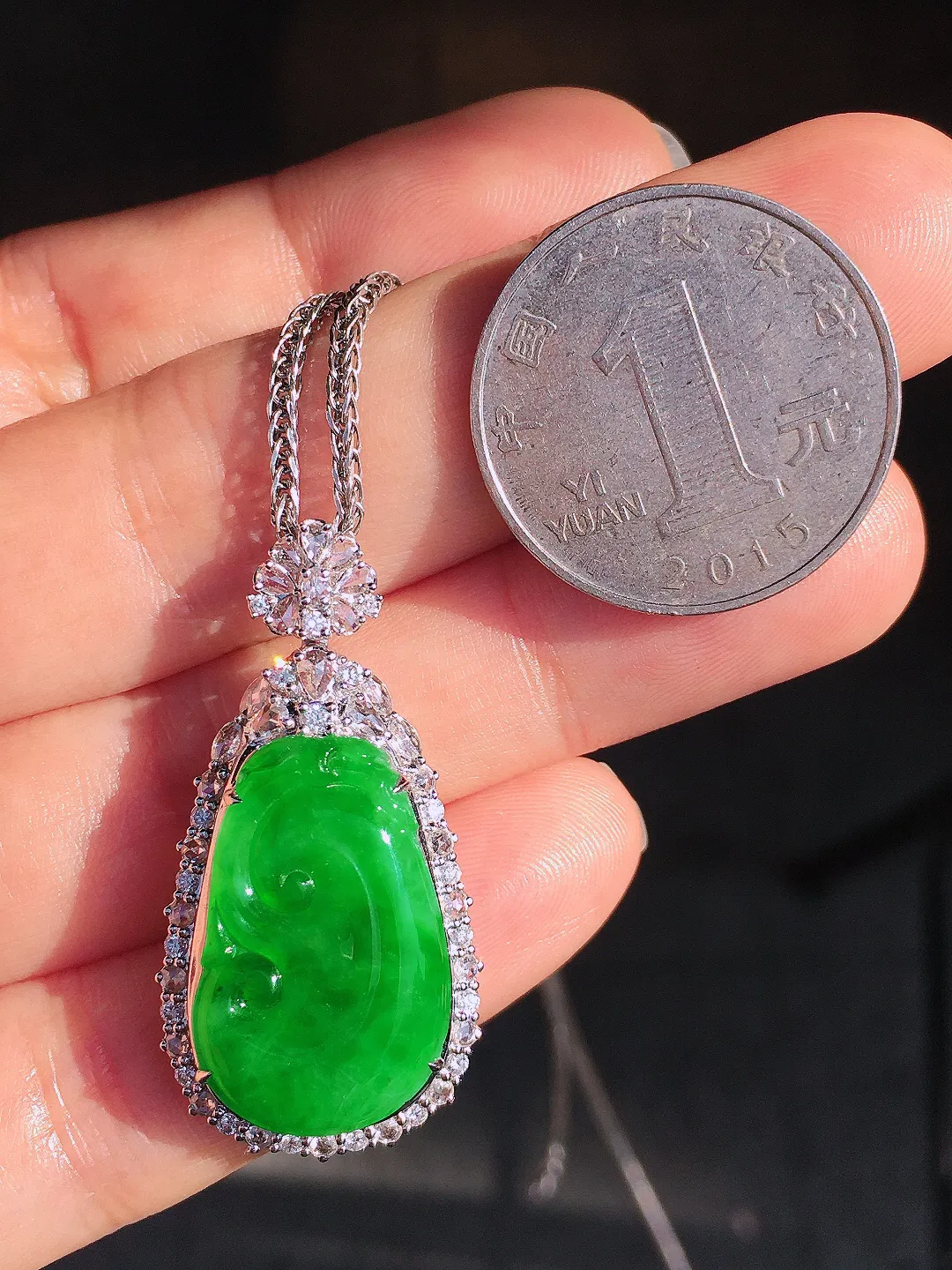 阳绿如意吊坠，色泽均匀艳丽，玉质细腻，荧光感超
强，饱满圆润，尽显优雅气质，18k
金豪华镶嵌