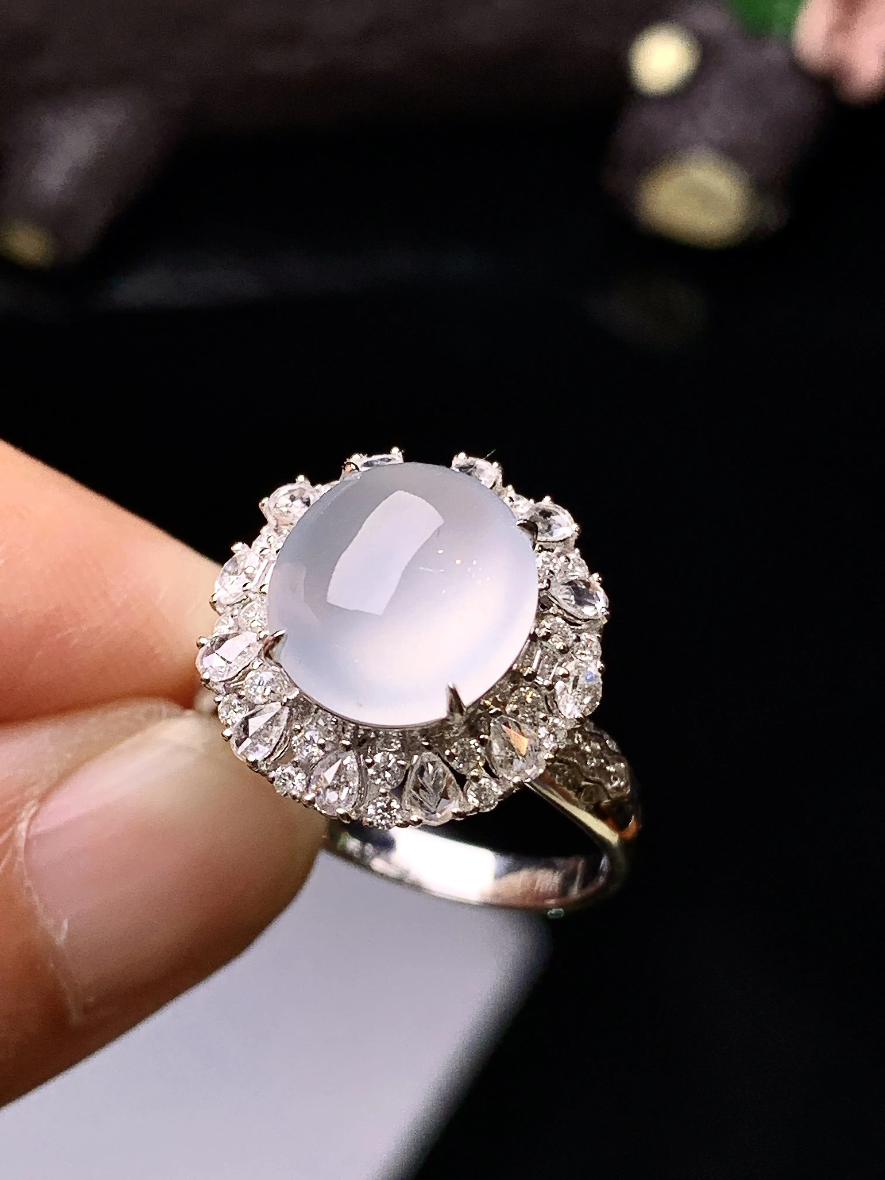 18k金钻镶嵌冰种蛋面戒指 玉质细腻 水润亮眼 色泽艳丽 圈口14 整体尺寸15.8*15*11